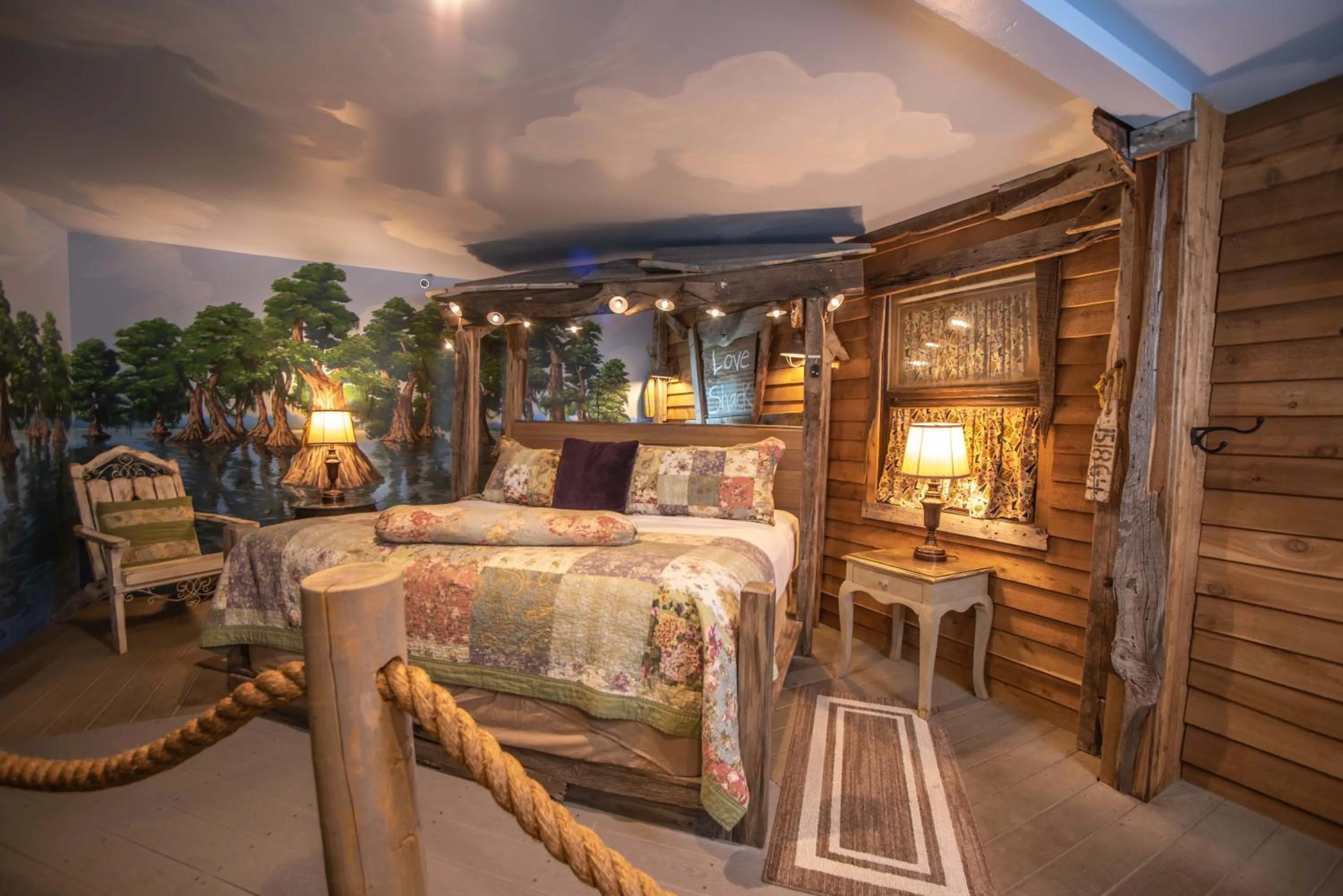 Bedroom, Bed in The Anniversary Inn - Logan