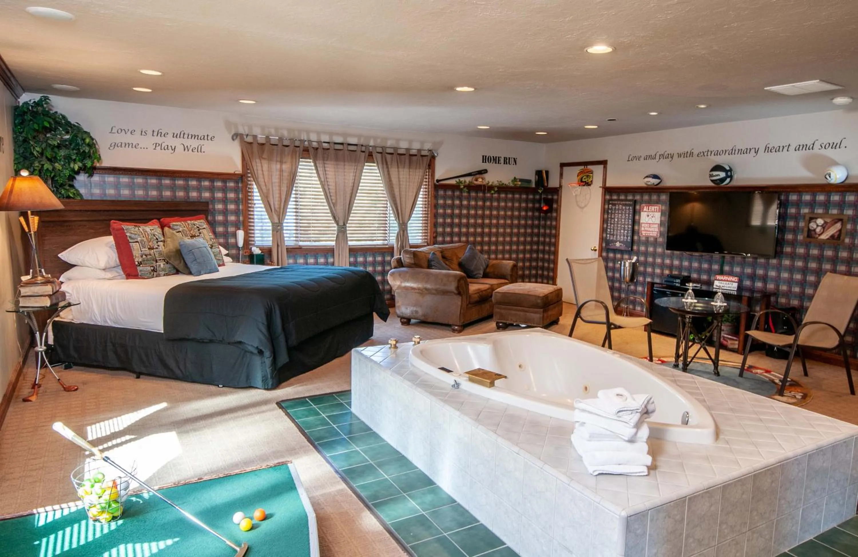 Photo of the whole room, Bed in The Anniversary Inn - Logan