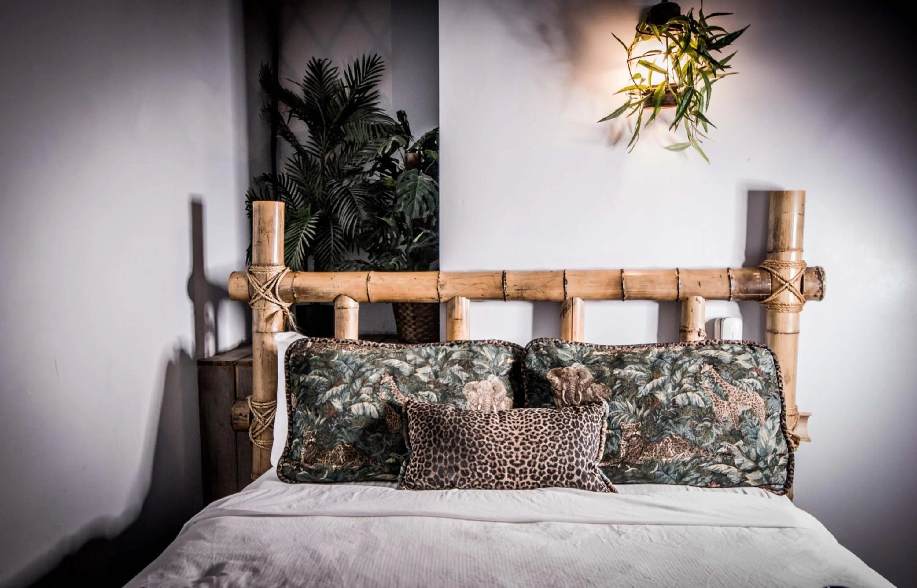 Bed in The Anniversary Inn - Logan