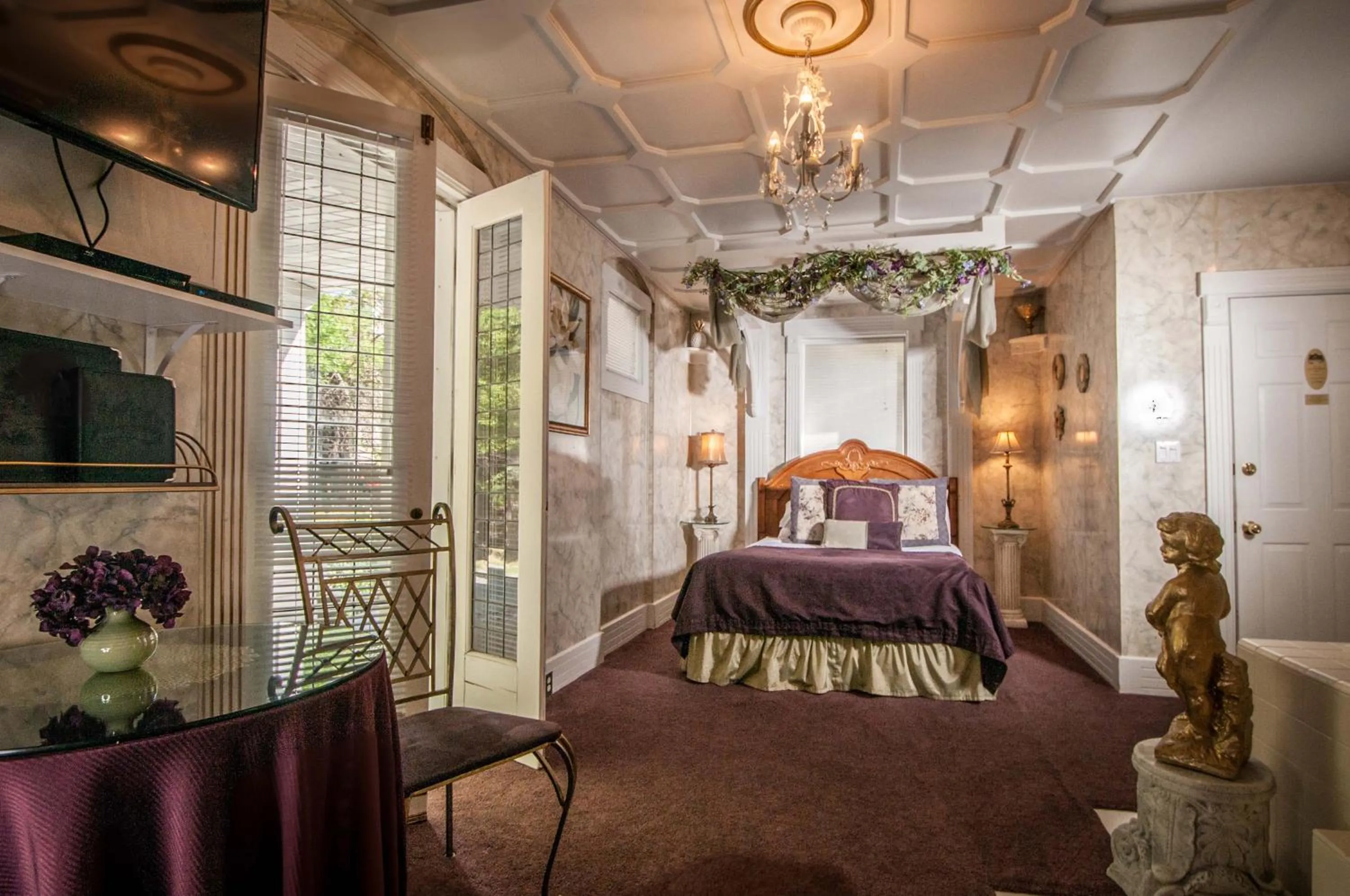 Photo of the whole room, Bed in The Anniversary Inn - Logan