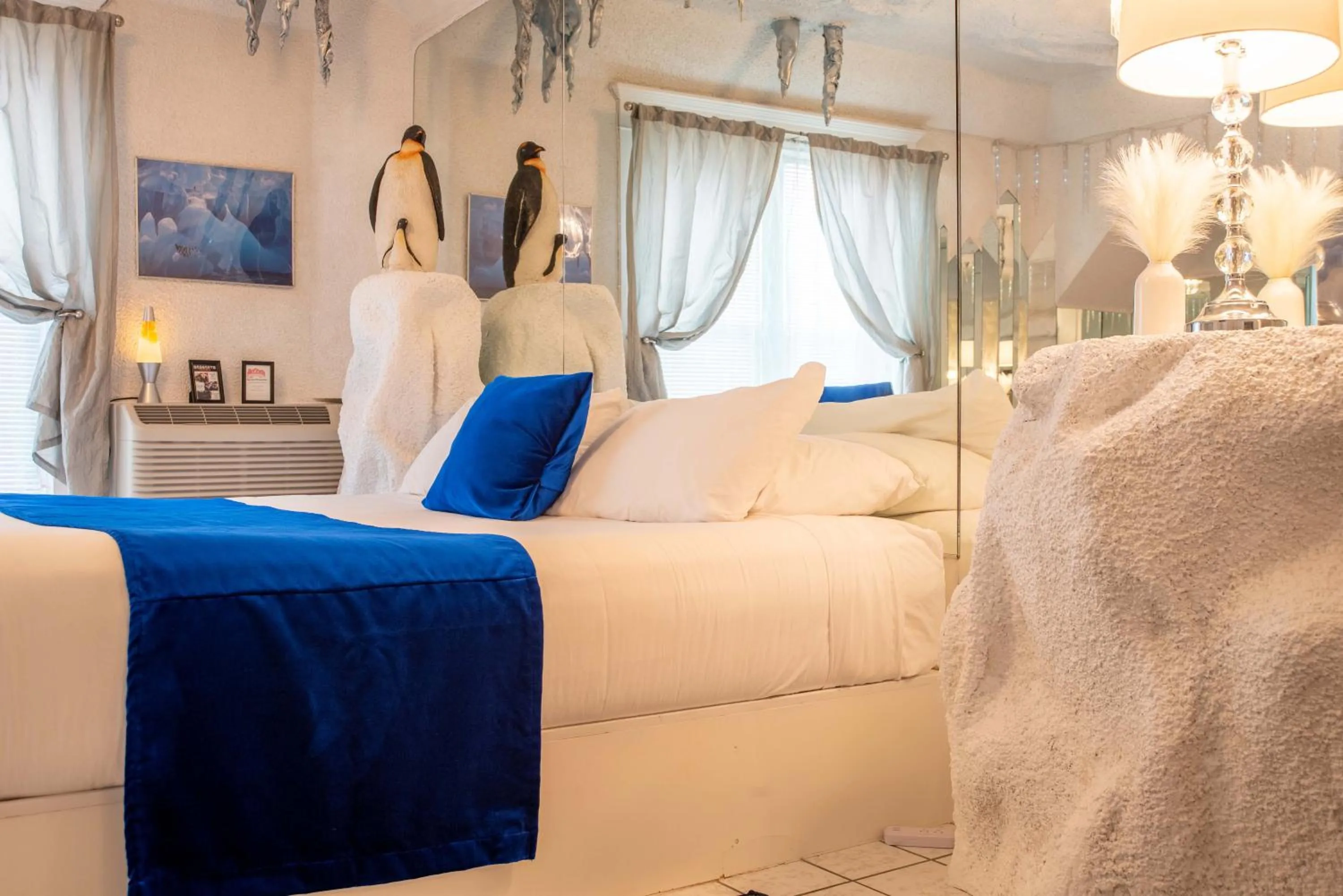 Bed in The Anniversary Inn - Logan