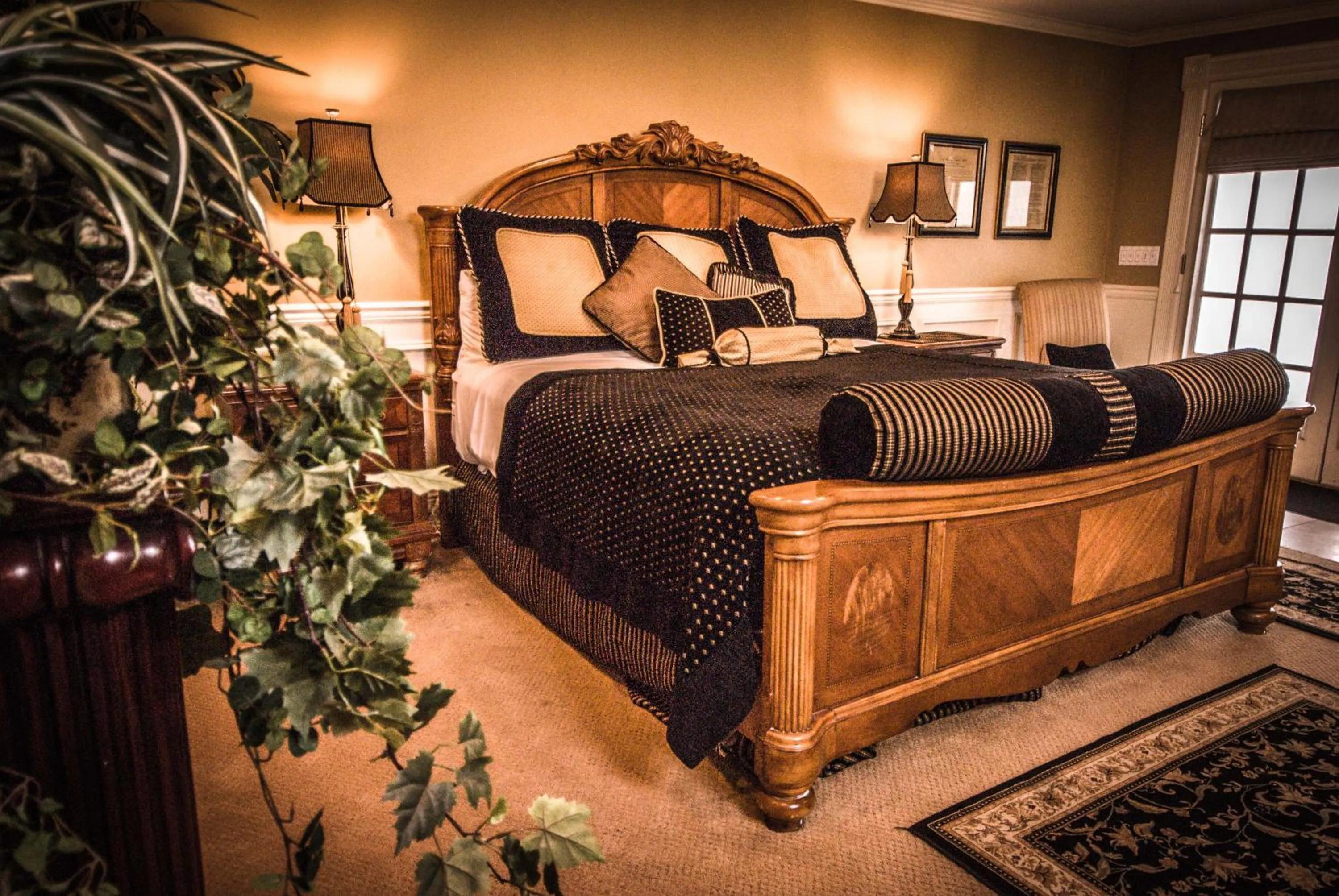 Bedroom, Bed in The Anniversary Inn - Logan