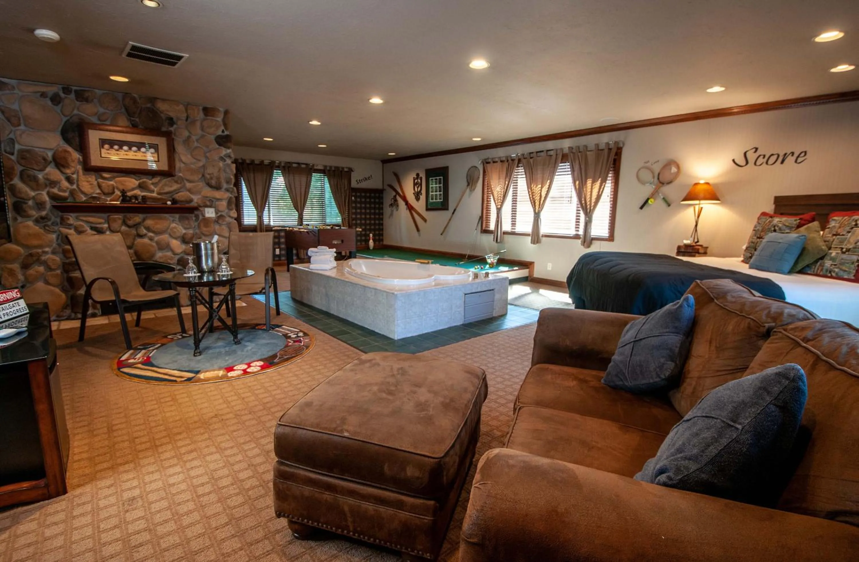 Living room, Bed in The Anniversary Inn - Logan