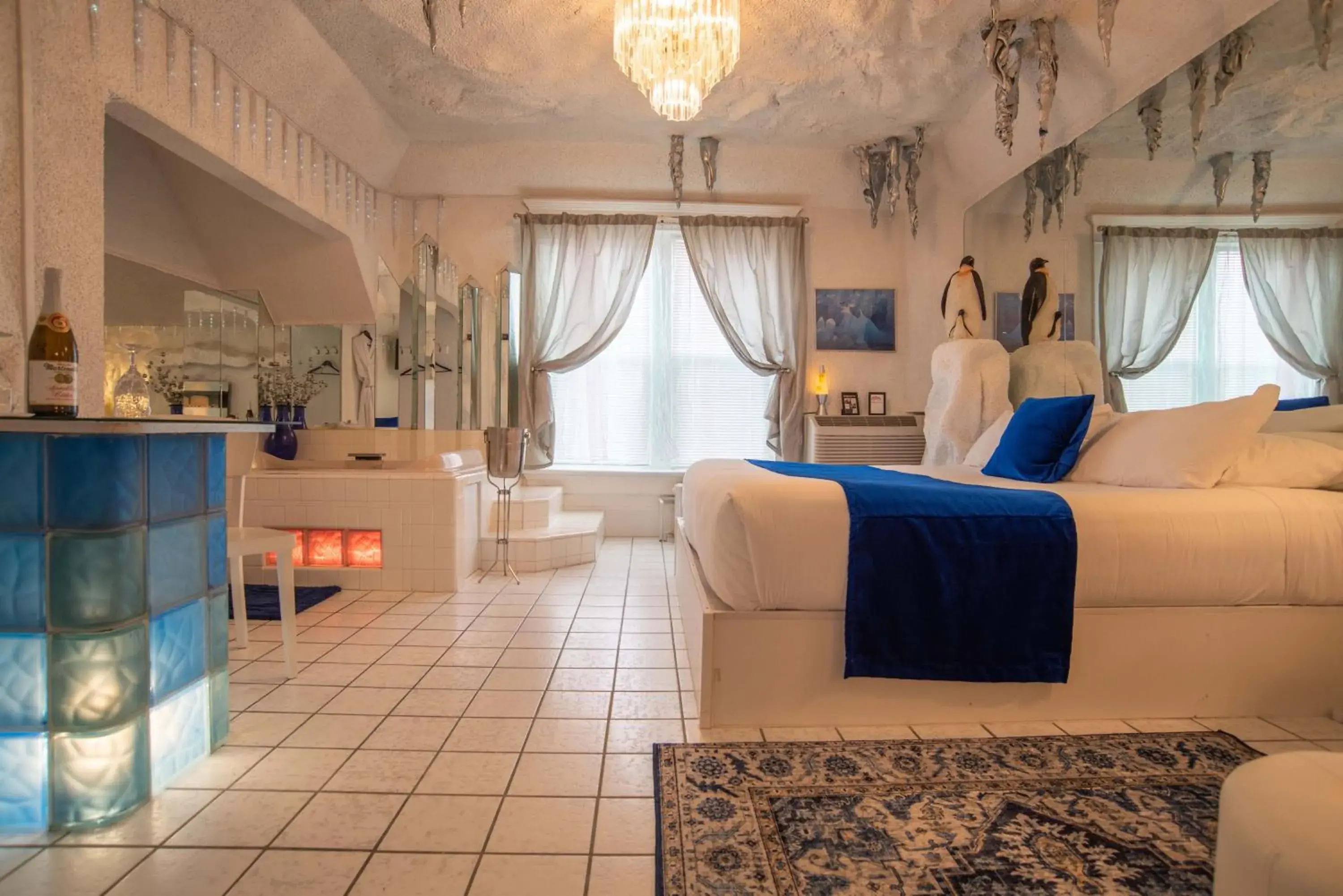 Queen Room with Garden View in The Anniversary Inn - Logan Queen Room with Garden View in The Anniversary Inn - Logan