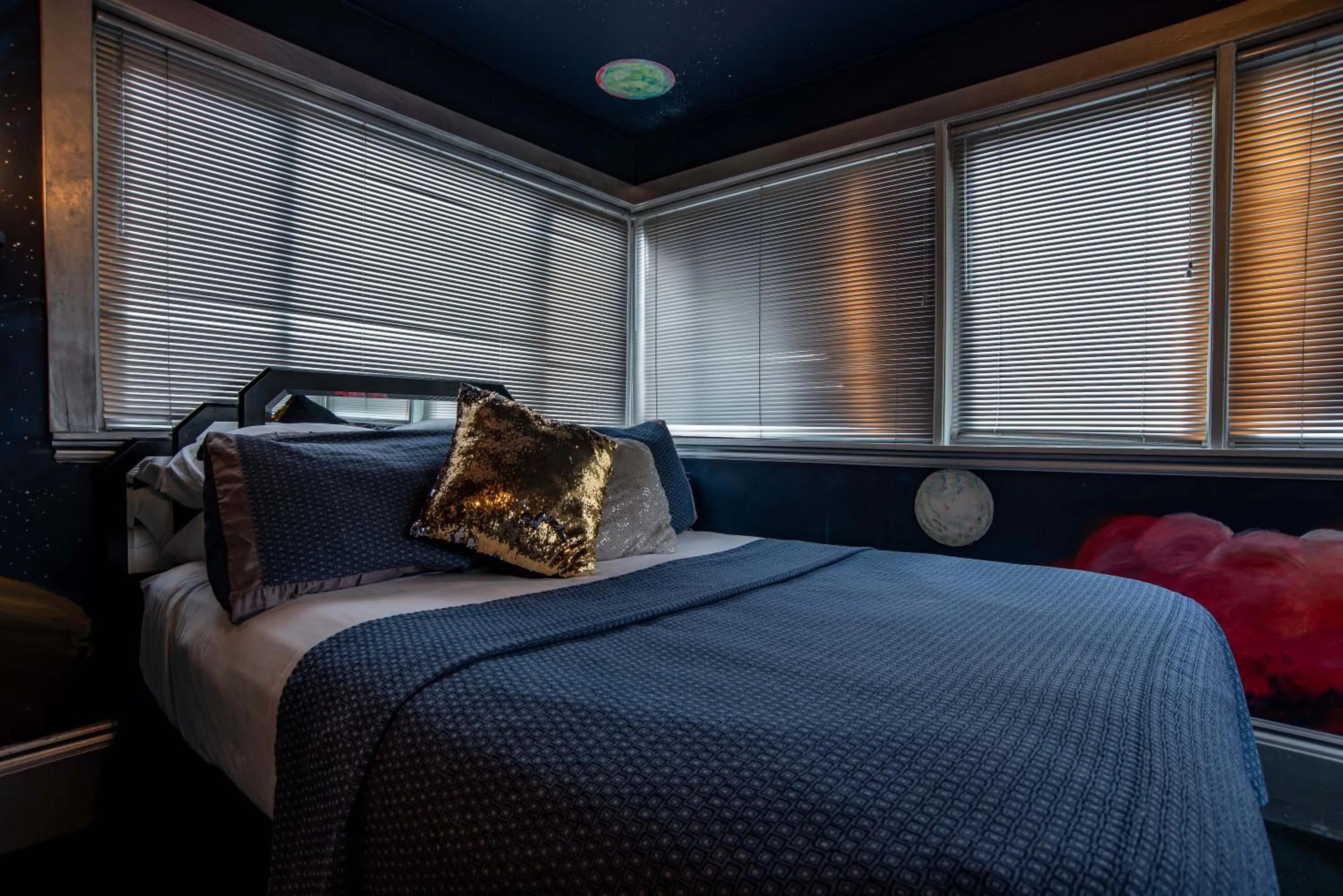 Bedroom, Bed in The Anniversary Inn - Logan