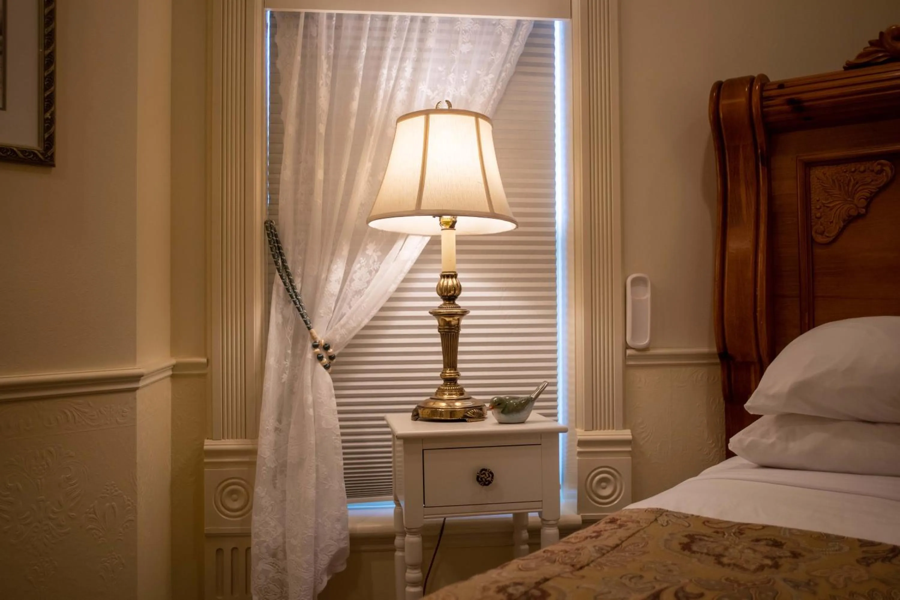 Decorative detail, Bed in The Anniversary Inn - Logan