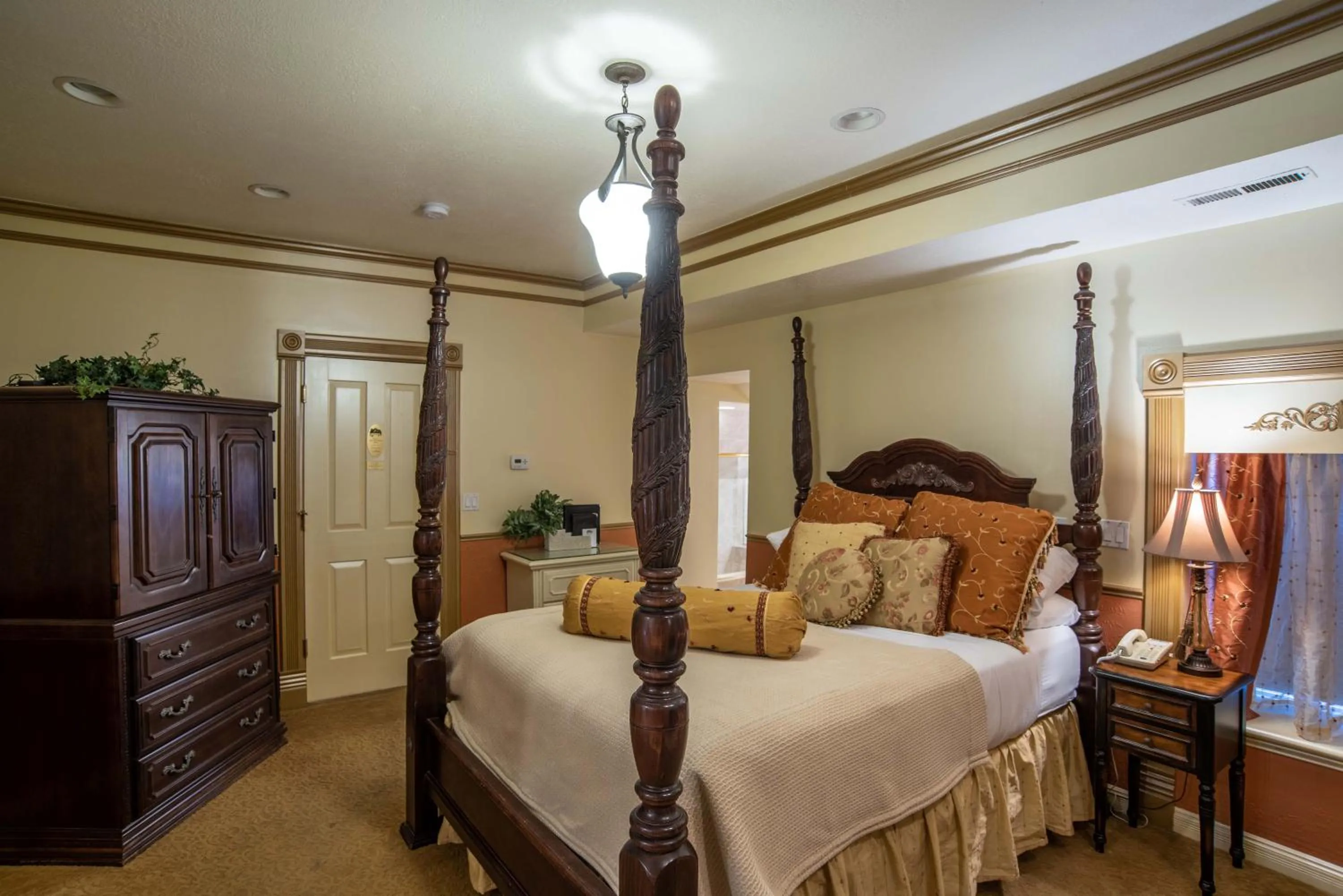 Bed in The Anniversary Inn - Logan