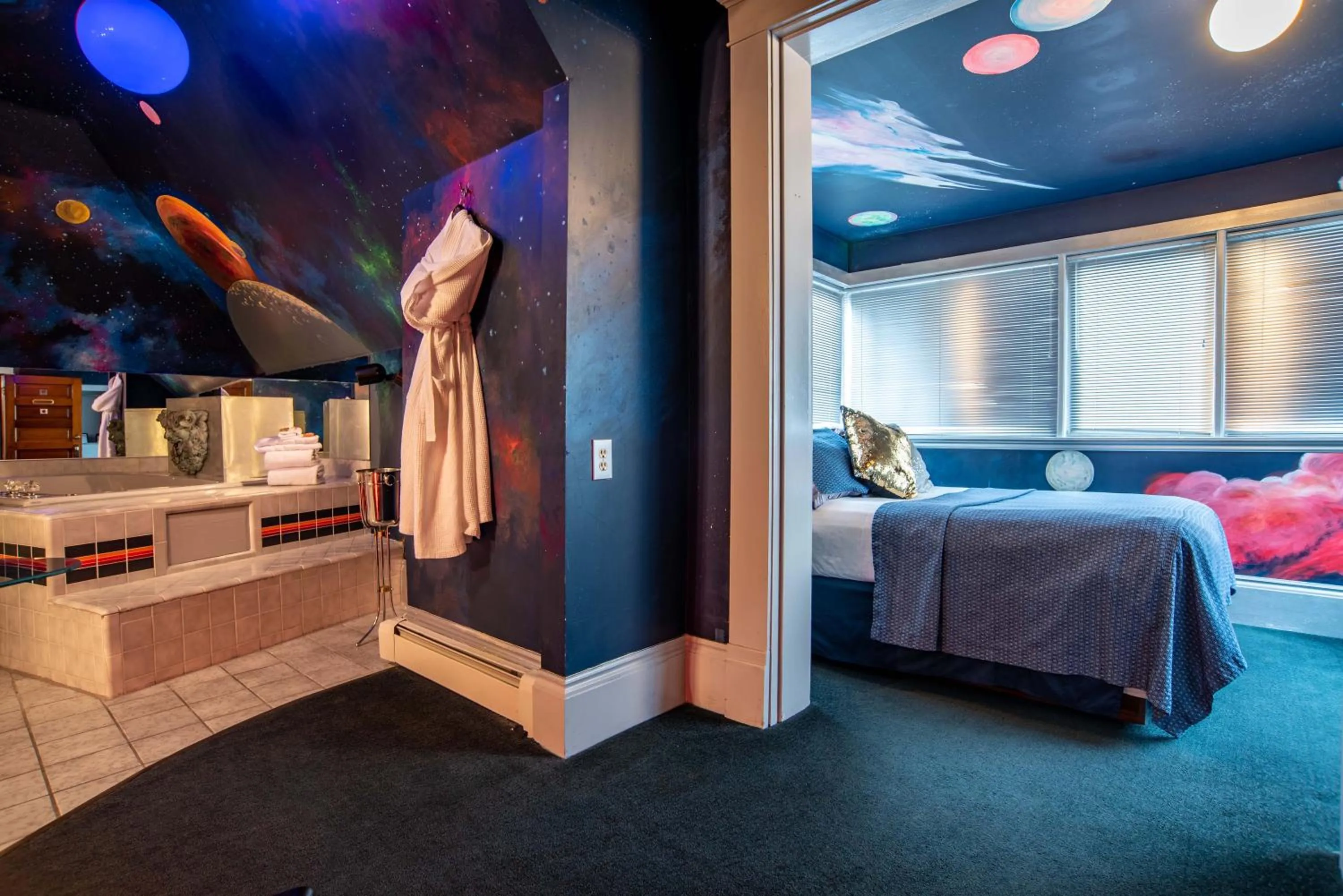 Photo of the whole room, Bed in The Anniversary Inn - Logan