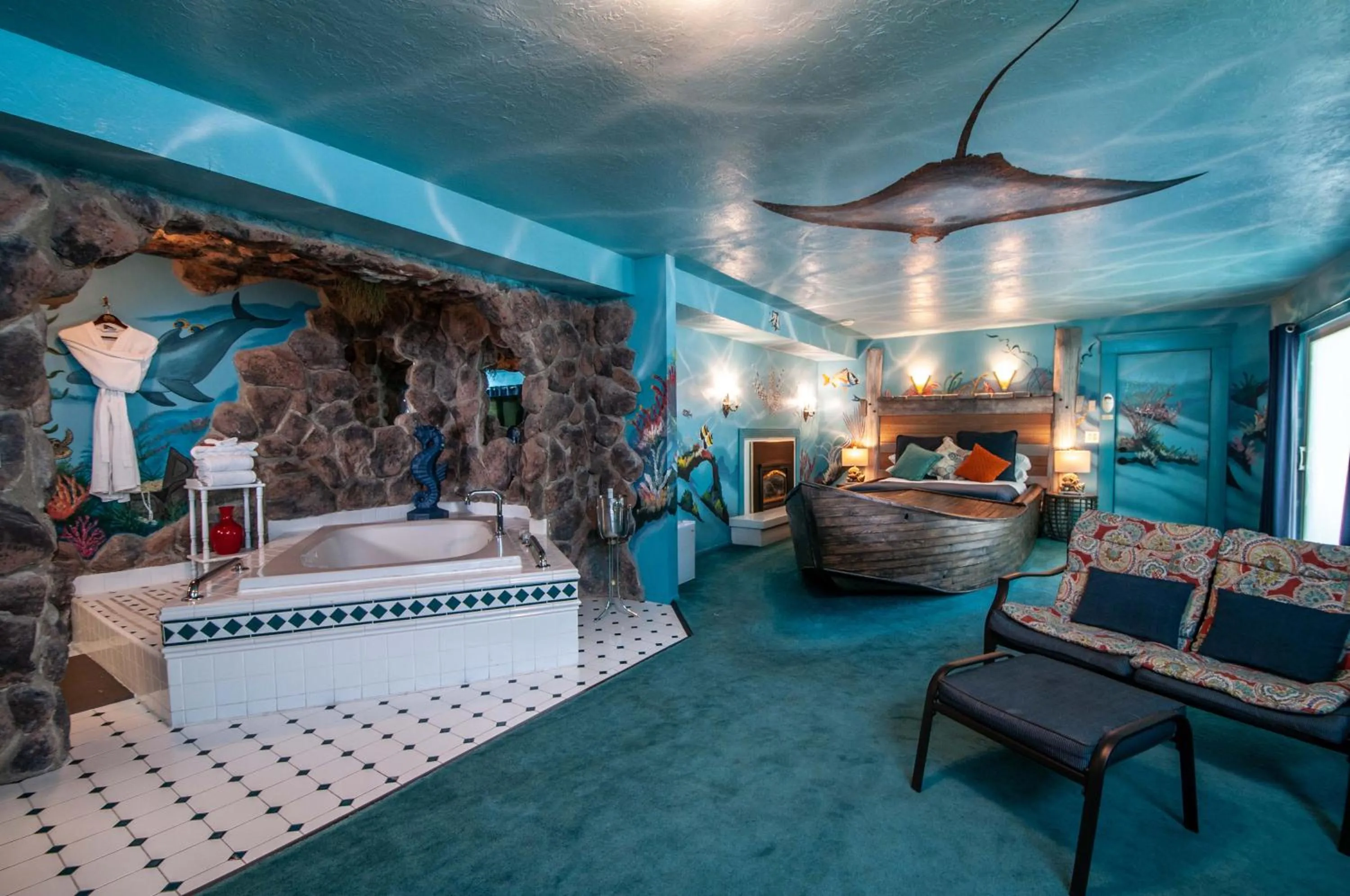 Photo of the whole room, Bed in The Anniversary Inn - Logan