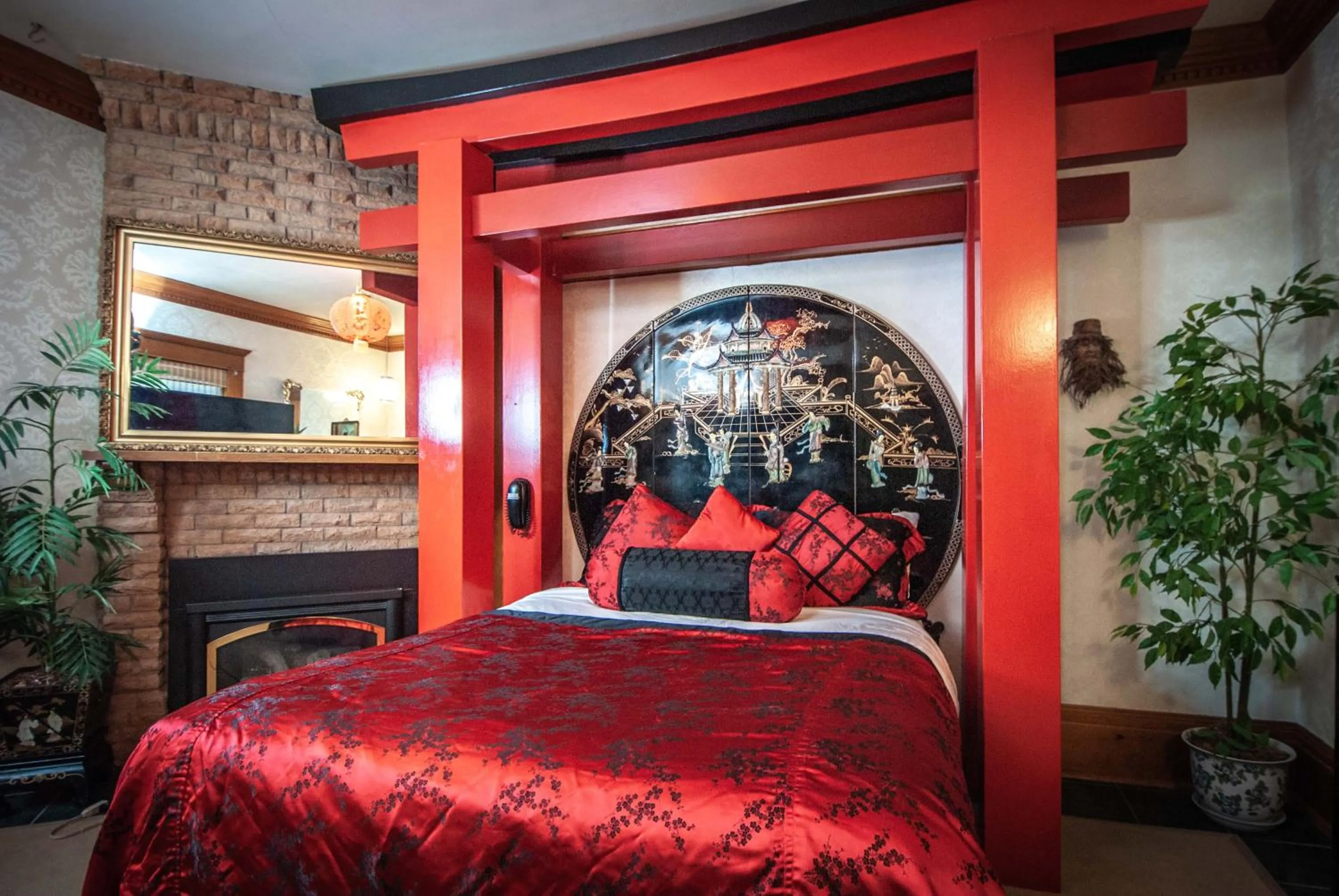 Bedroom, Bed in The Anniversary Inn - Logan