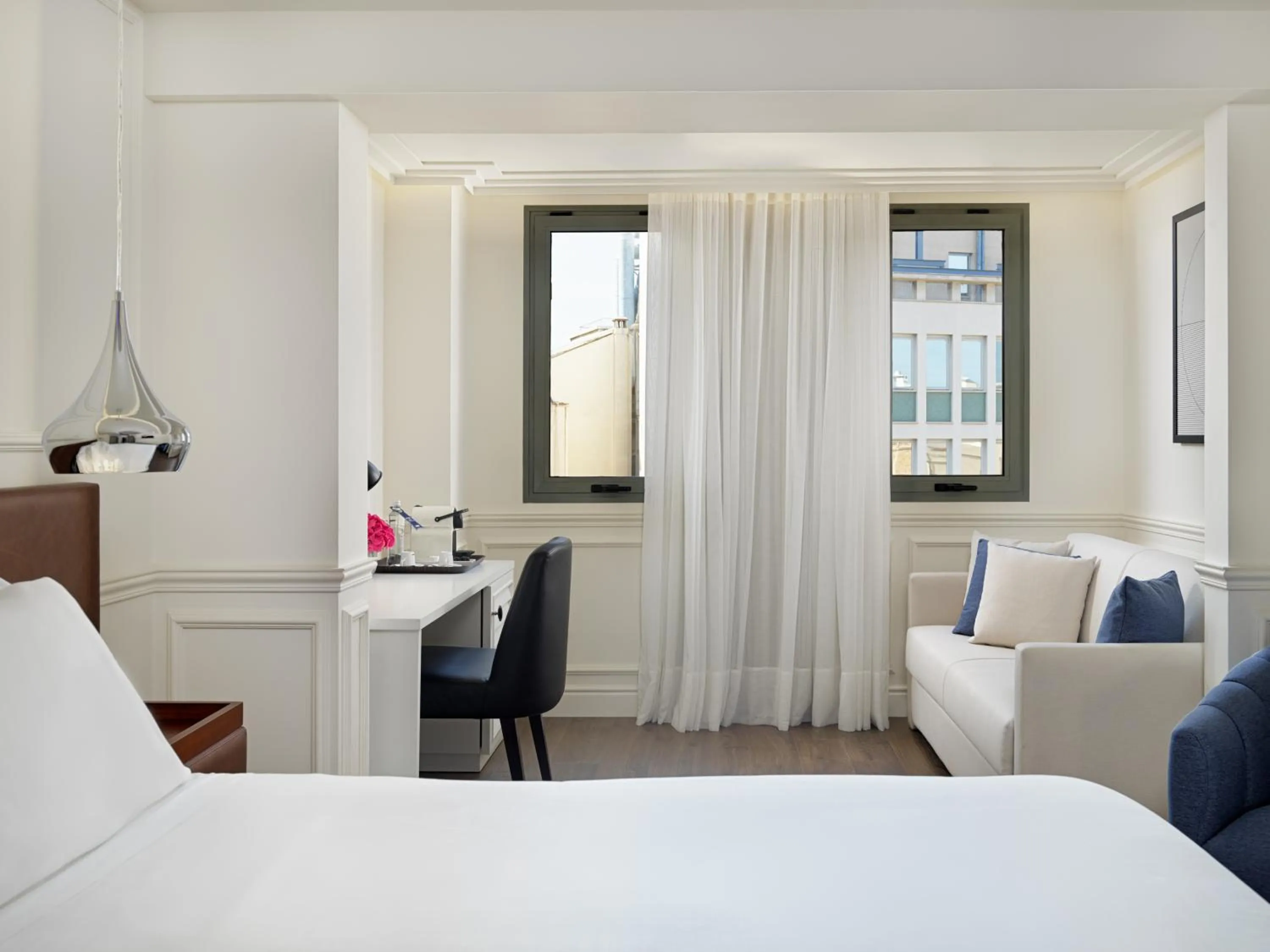 Living room, Bed in H10 Universitat