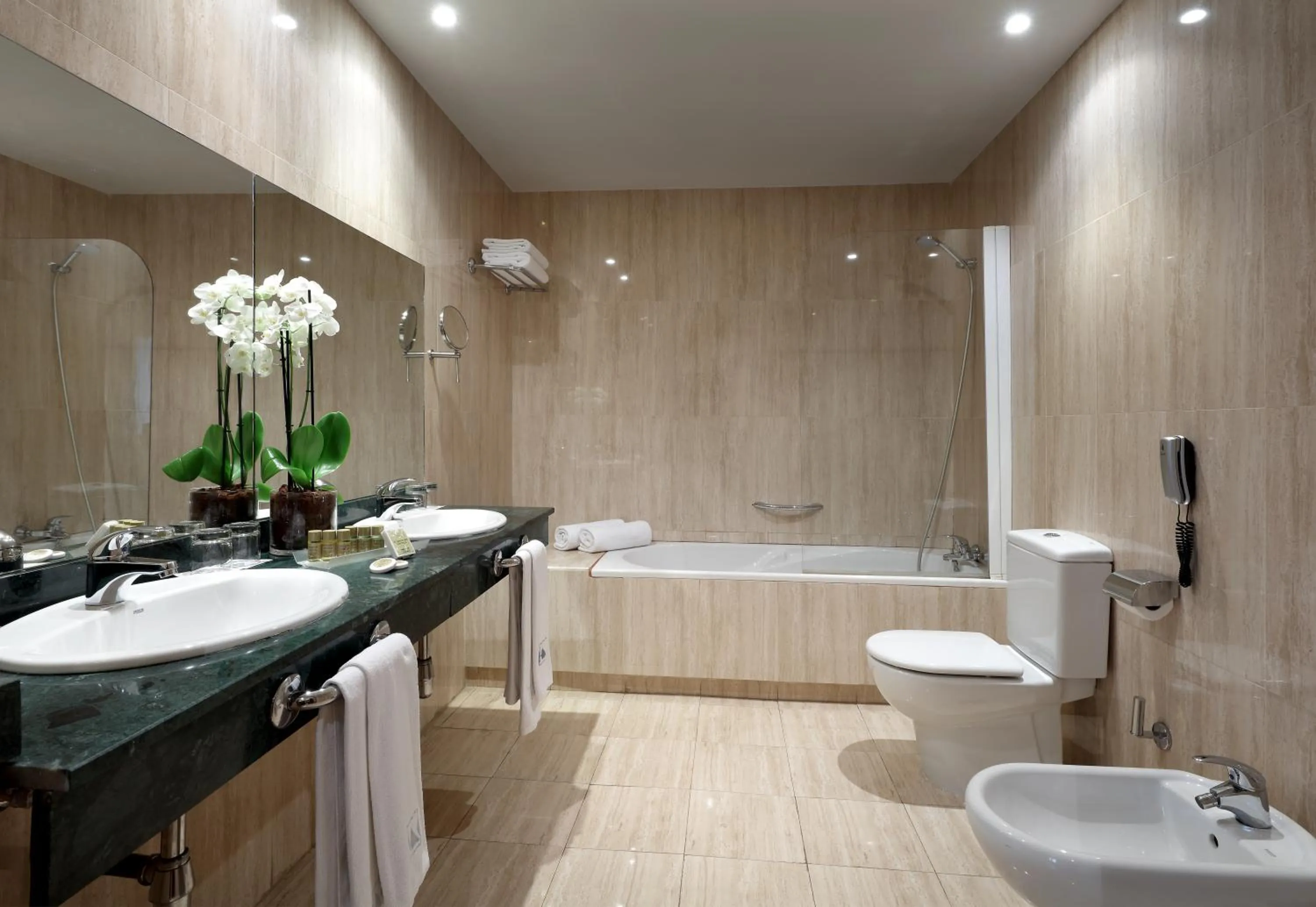 Bathroom in Exe Tartessos