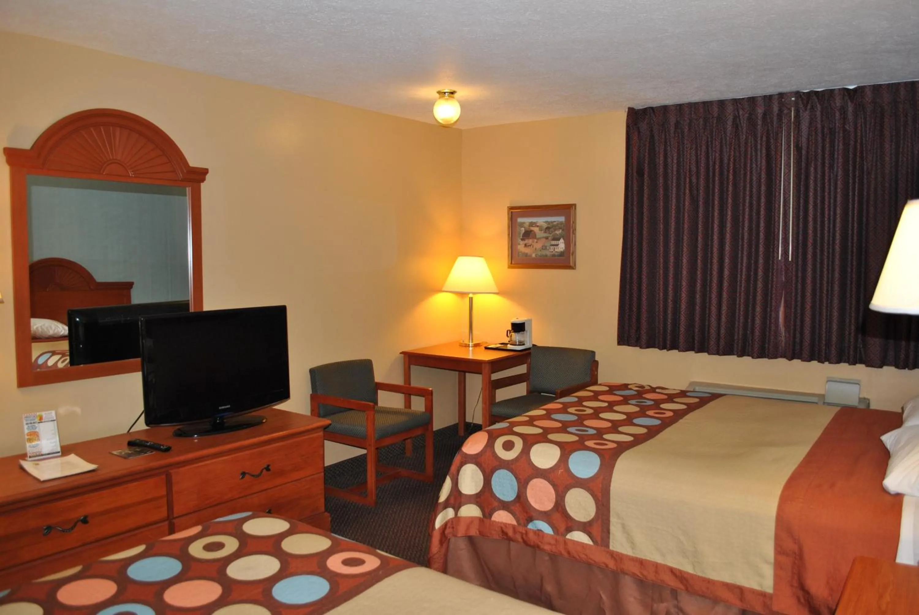 Bedroom, Bed in Super 8 by Wyndham Shipshewana