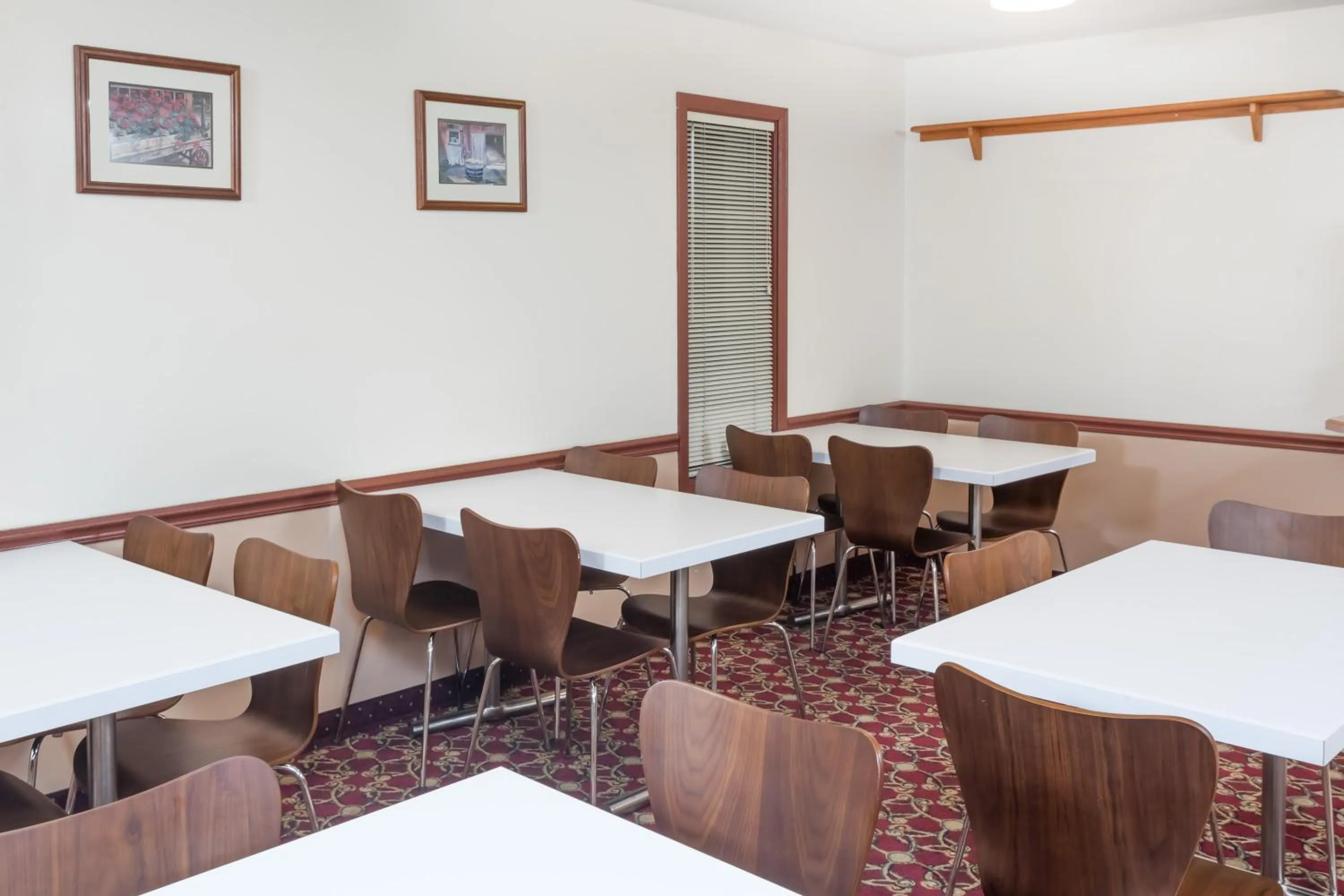 Food and drinks in Super 8 by Wyndham Shipshewana