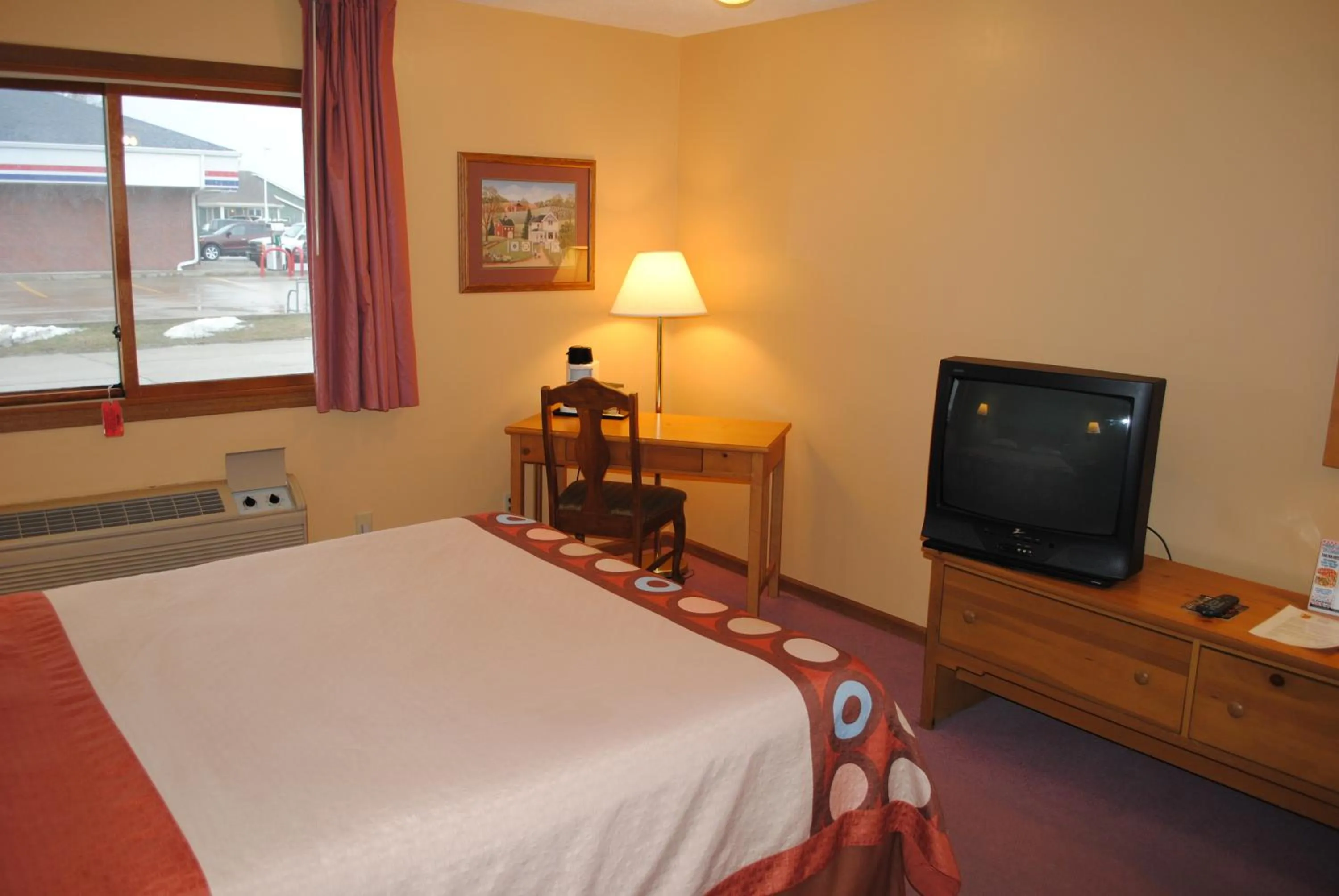 Bedroom, Bed in Super 8 by Wyndham Shipshewana