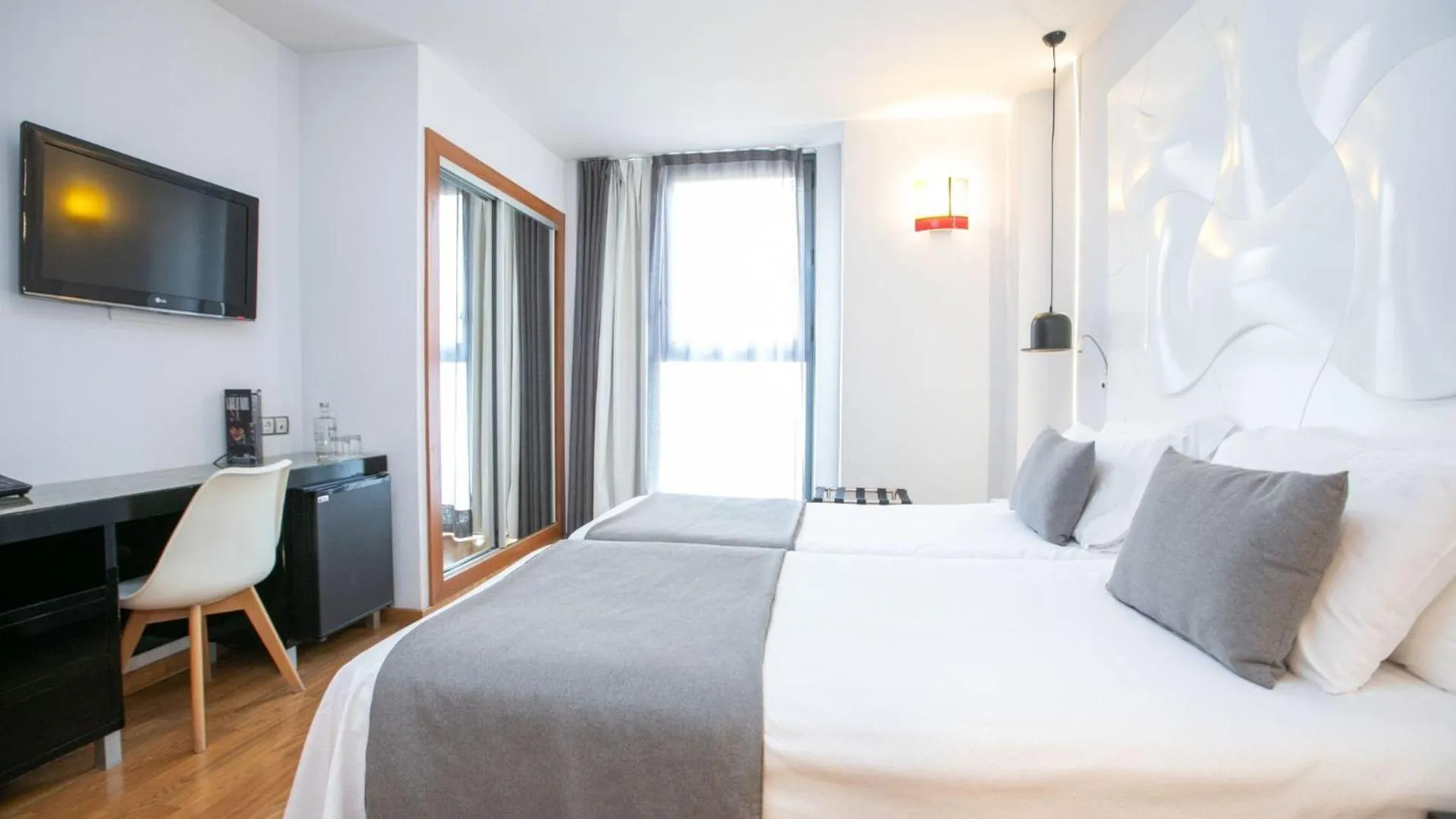 Photo of the whole room, Bed in Evenia Rocafort