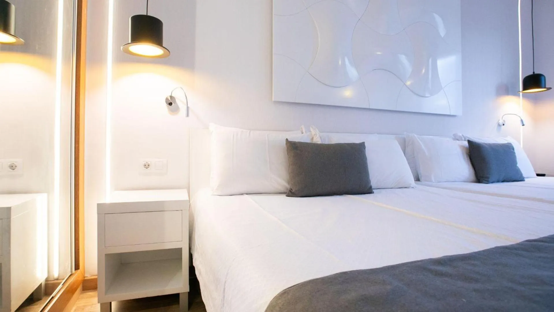 Photo of the whole room, Bed in Evenia Rocafort