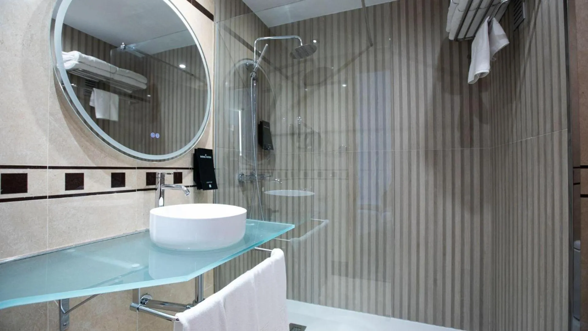 Bathroom in Evenia Rocafort