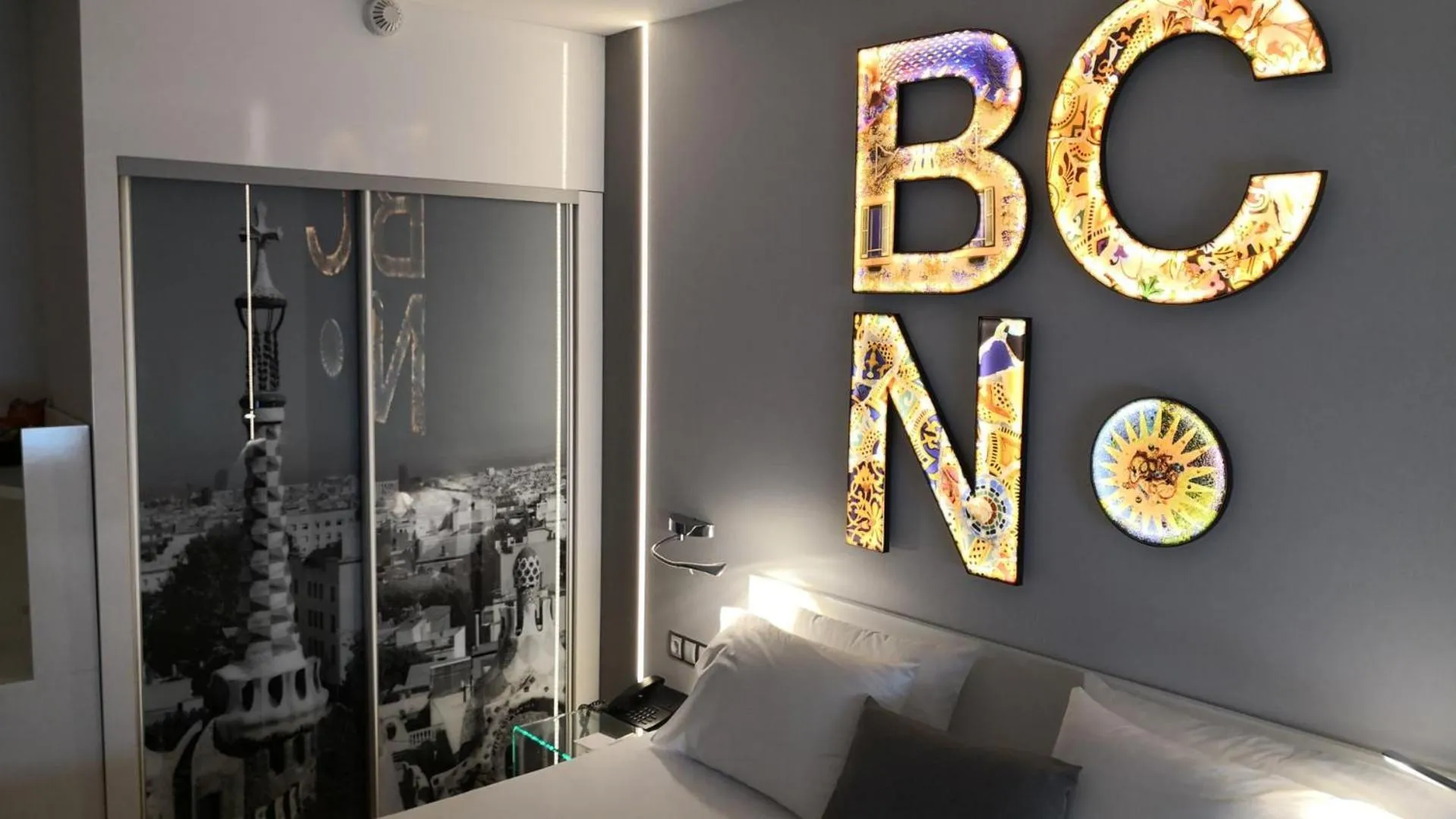 Photo of the whole room, Bed in Evenia Rossello