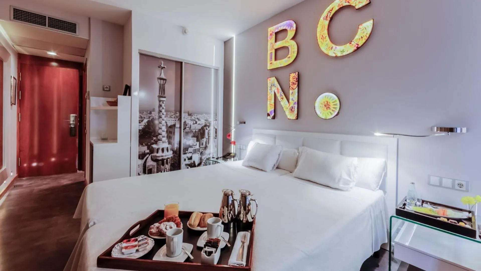 Photo of the whole room, Bed in Evenia Rossello