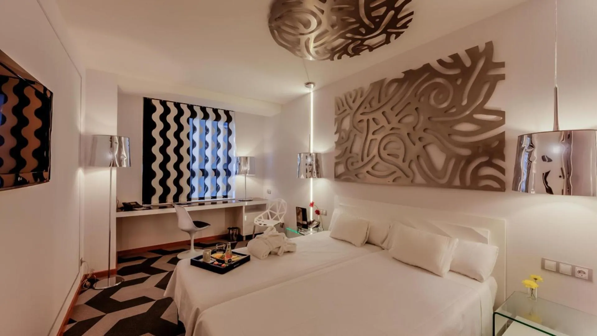 Photo of the whole room, Bed in Evenia Rossello