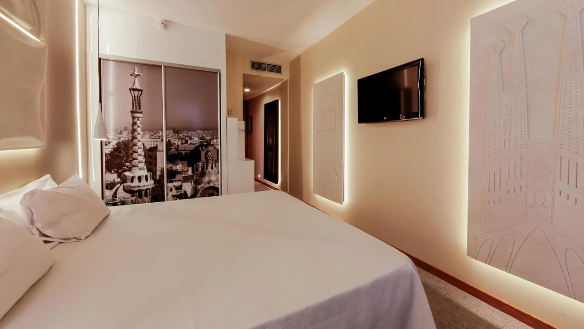 Photo of the whole room, Bed in Evenia Rossello