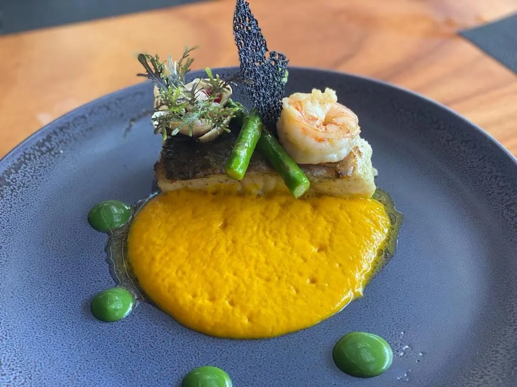 Restaurant/places to eat in Café de Playa Beach Front Hotel