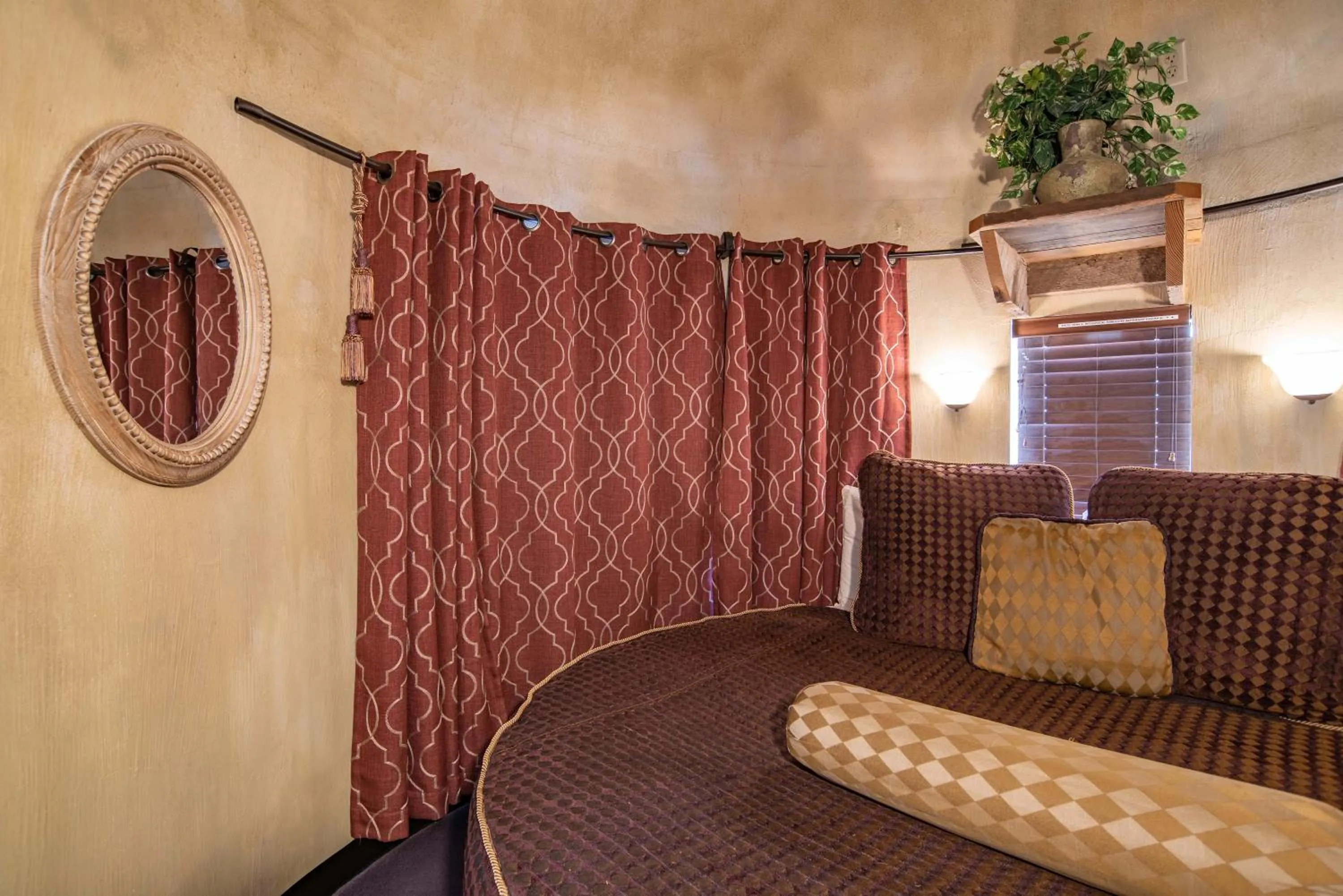 Bed in The Anniversary Inn - Boise