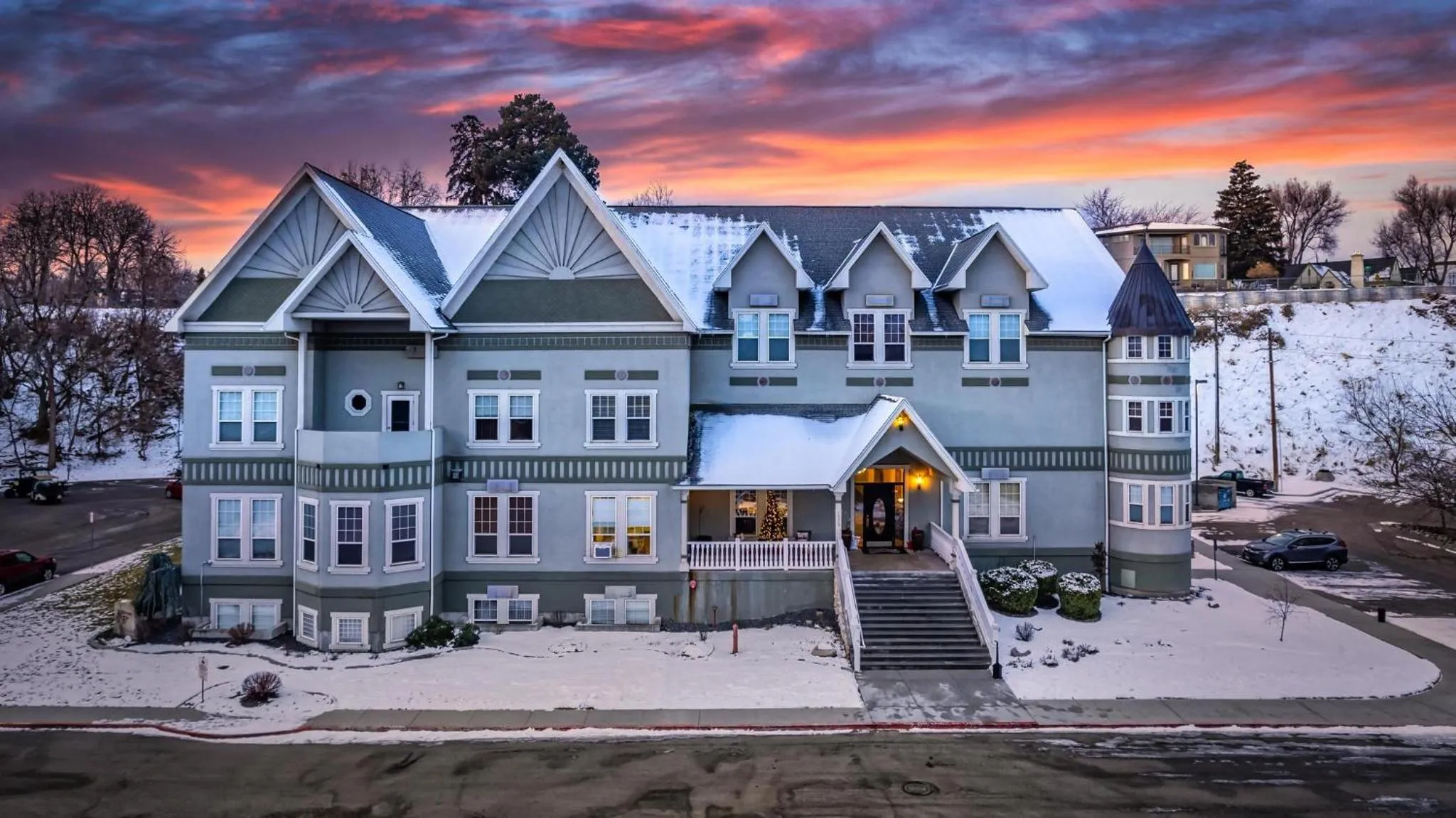 Property building in The Anniversary Inn - Boise
