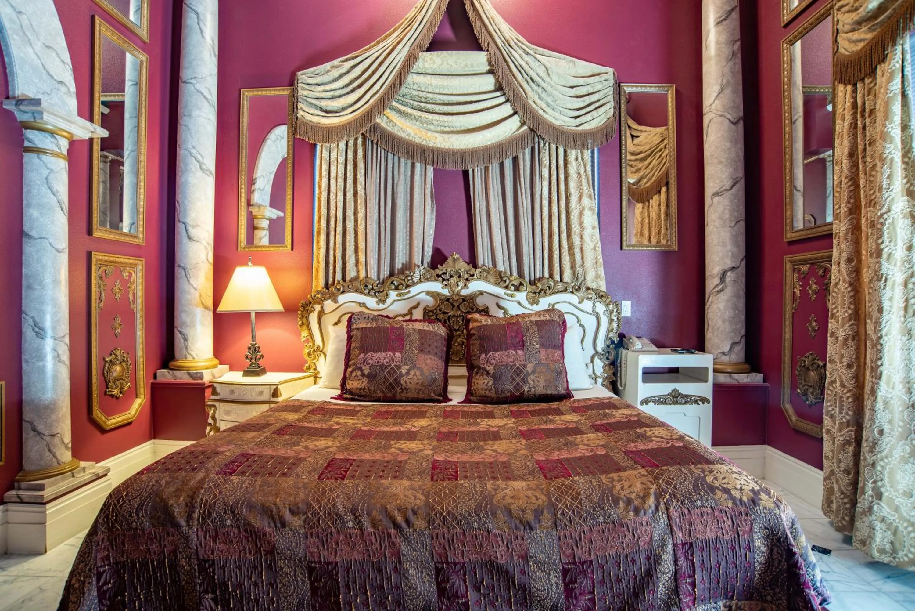 Bed in The Anniversary Inn - Boise