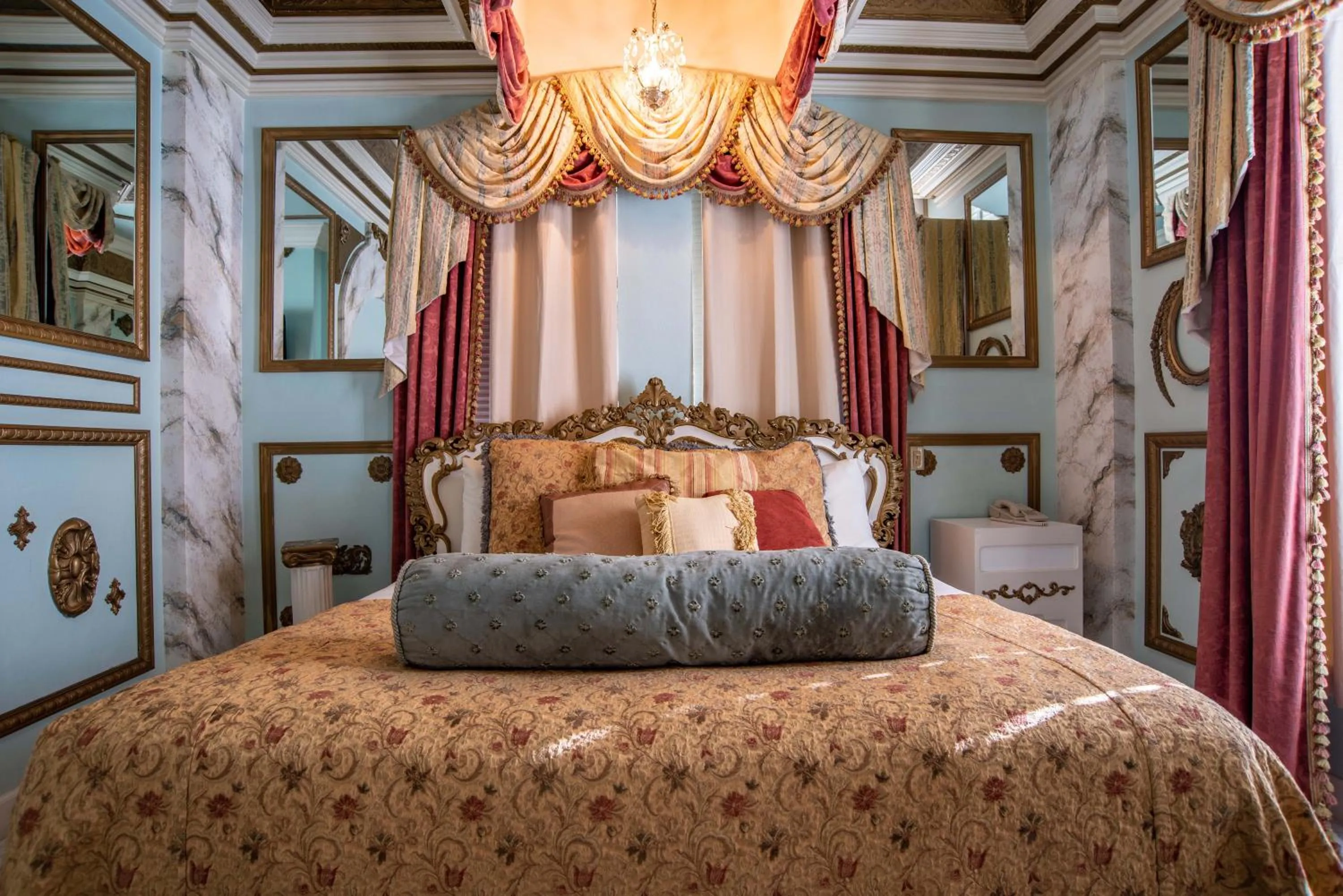 Bedroom, Bed in The Anniversary Inn - Boise