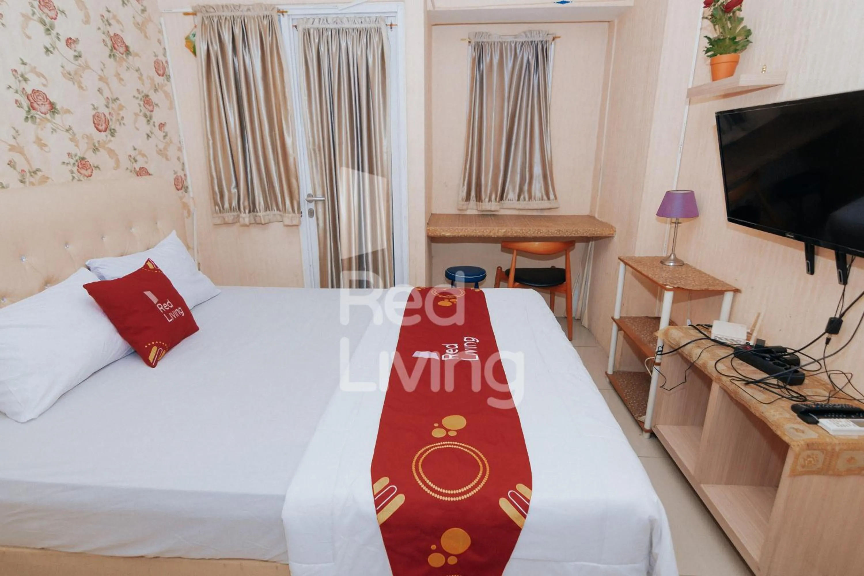 Bed in Redliving Apartemen Grand Sentraland - AT Properti Tower Pink