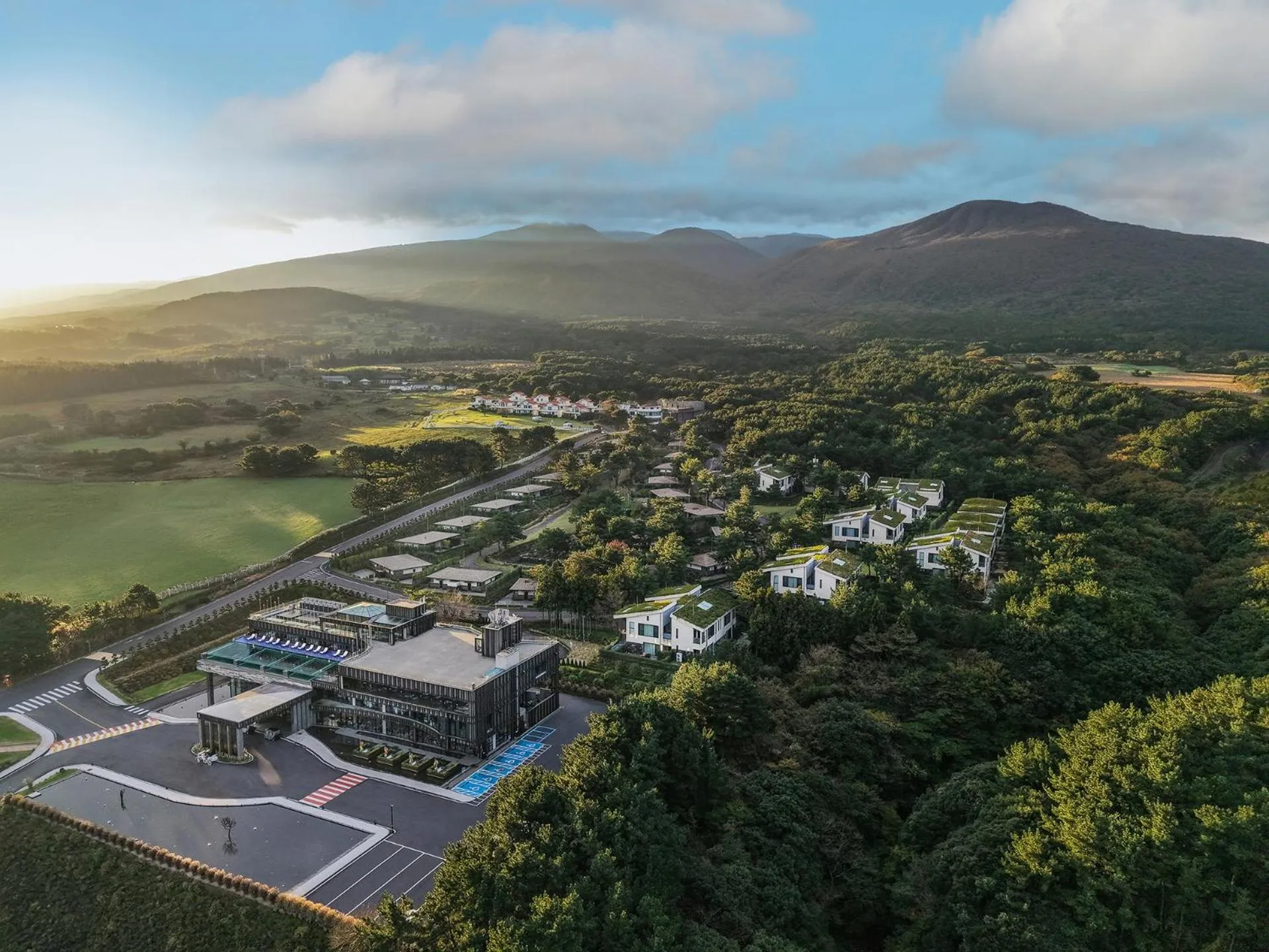 Property building in Amber Pure Hill Hotels & Resorts Jeju