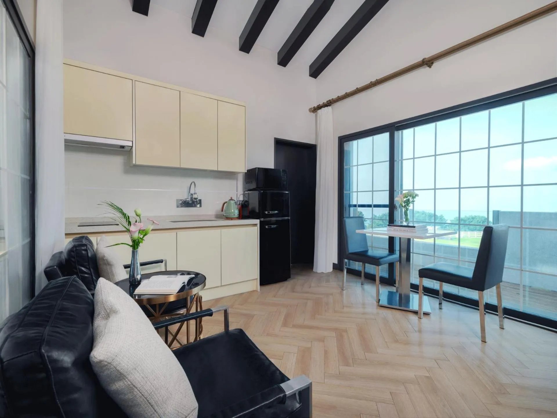 Kitchen or kitchenette in Amber Pure Hill Hotels & Resorts Jeju