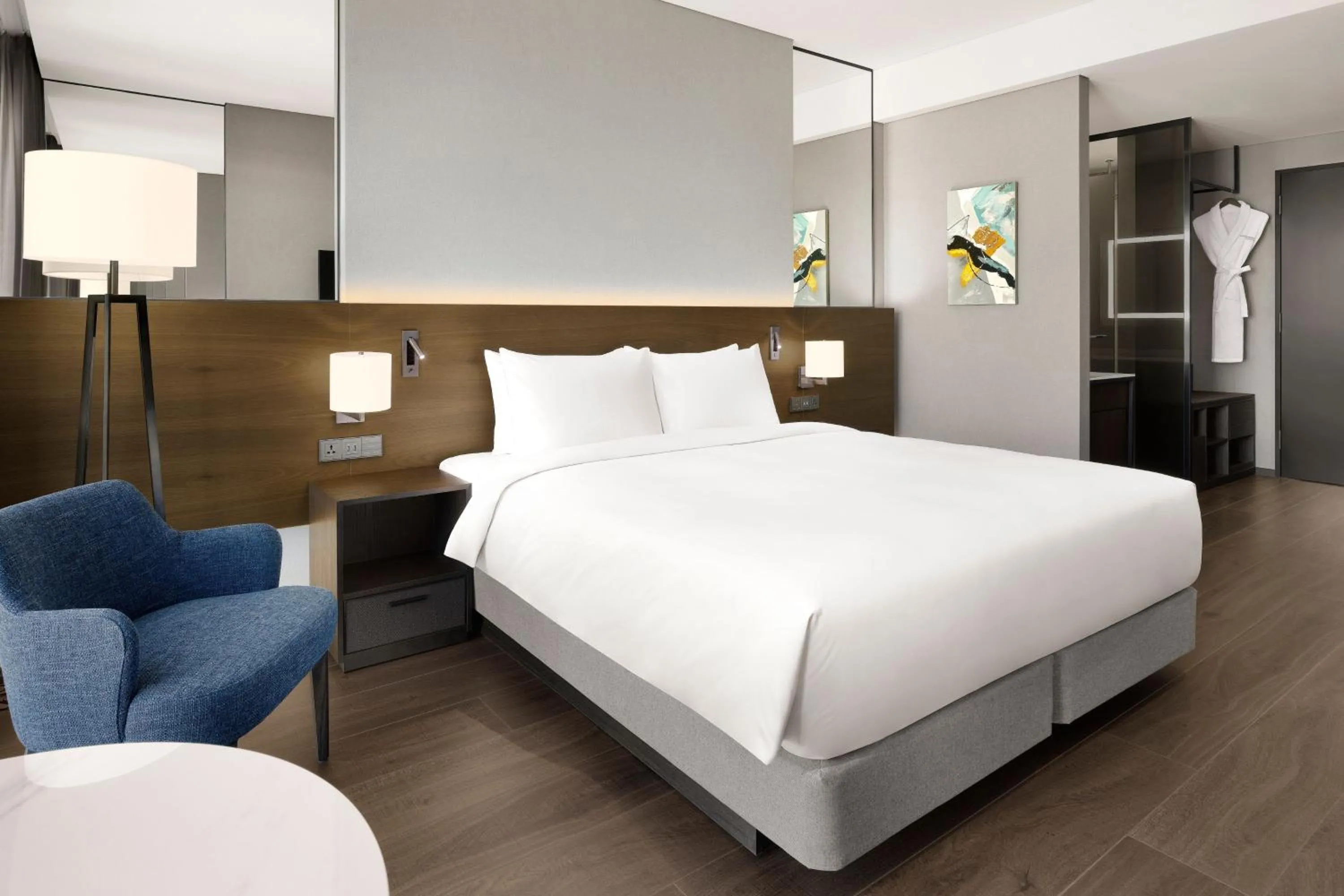 Photo of the whole room, Bed in Four Points by Sheraton Suwon