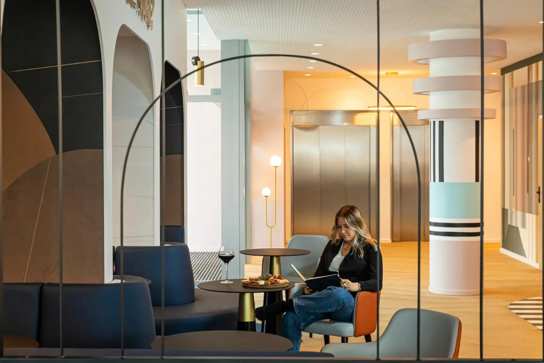 People in Mercure Dunkerque Centre Gare