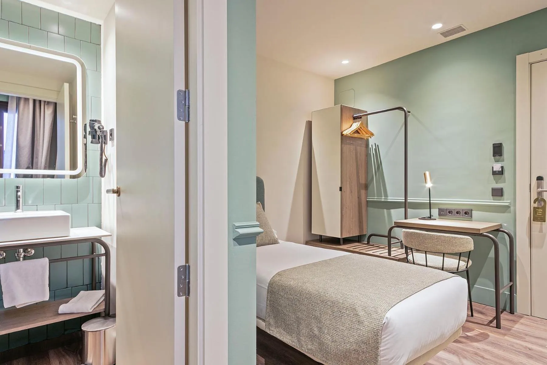 Bed in Hotel Via Augusta