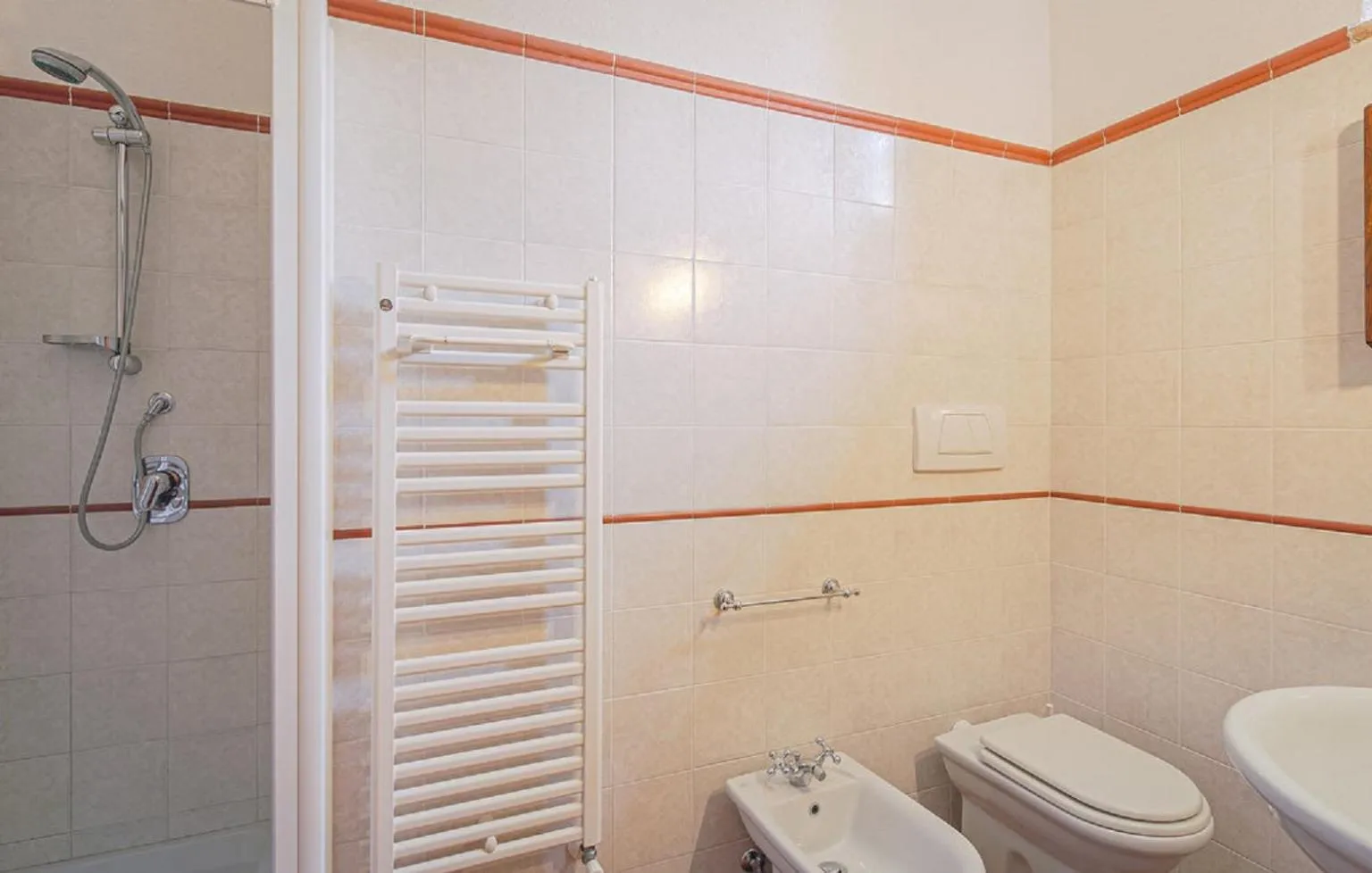 Shower in Casale il Gelso by VacaVilla