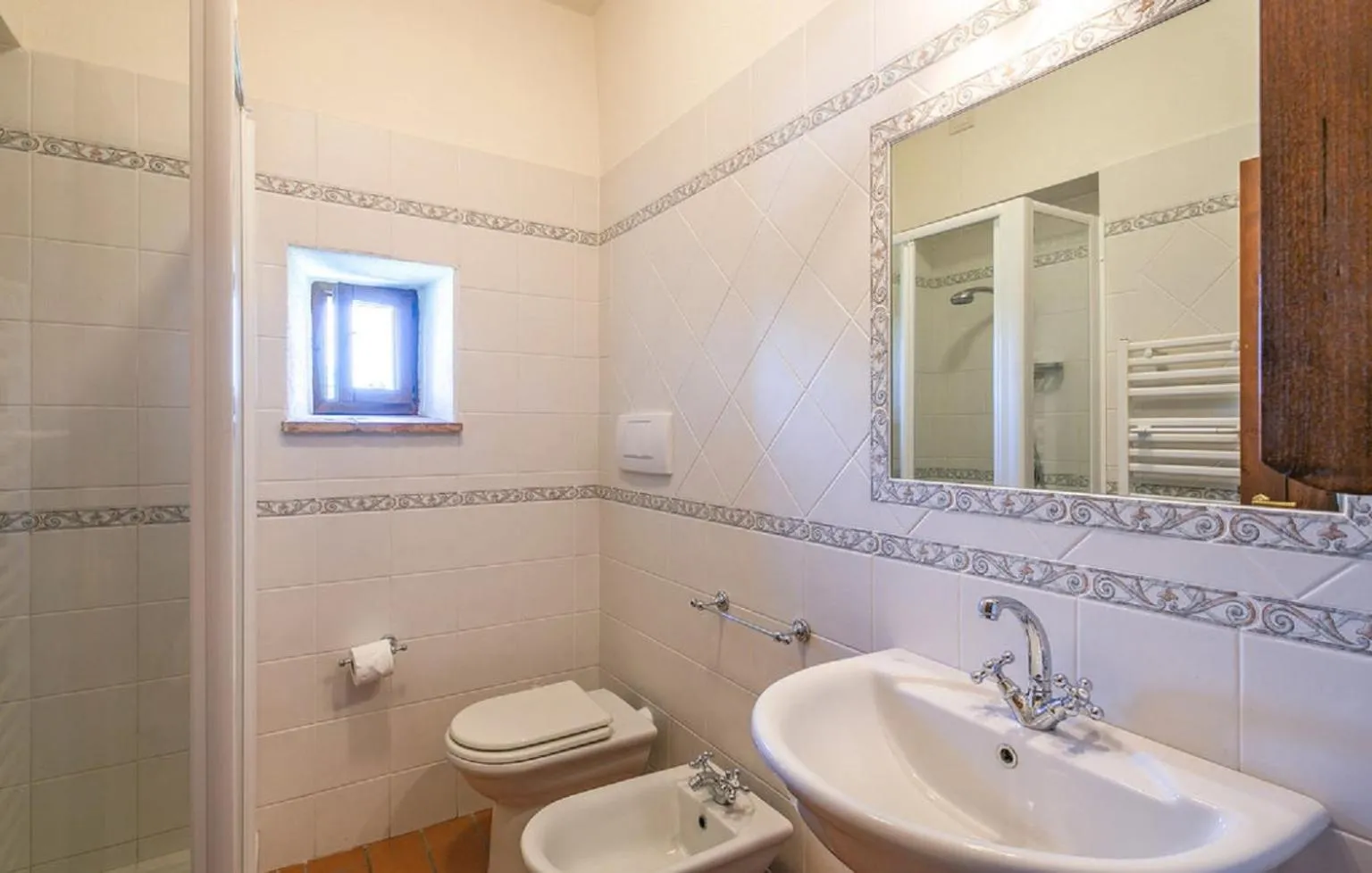 Shower in Casale il Gelso by VacaVilla