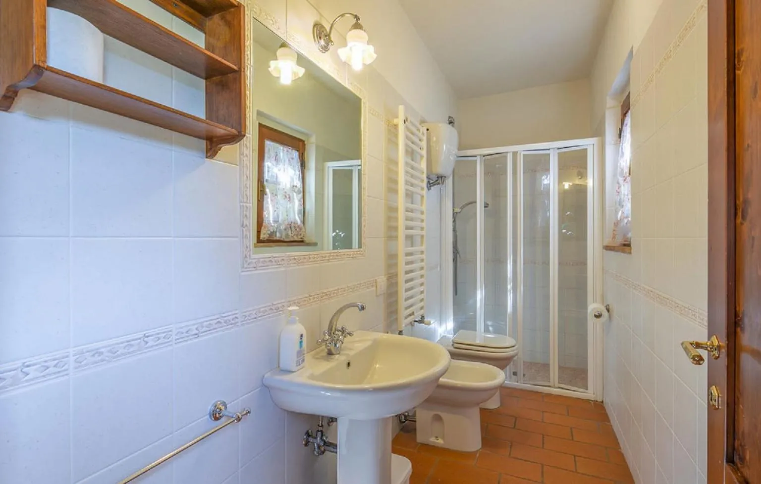 Shower in Casale il Gelso by VacaVilla