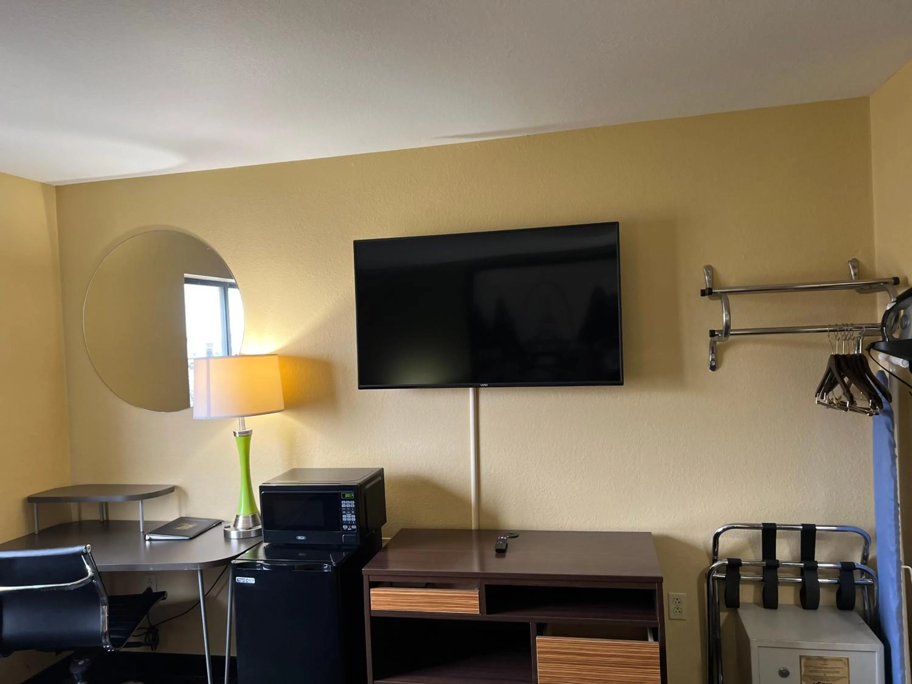 TV and multimedia in Super 8 by Wyndham Farmington