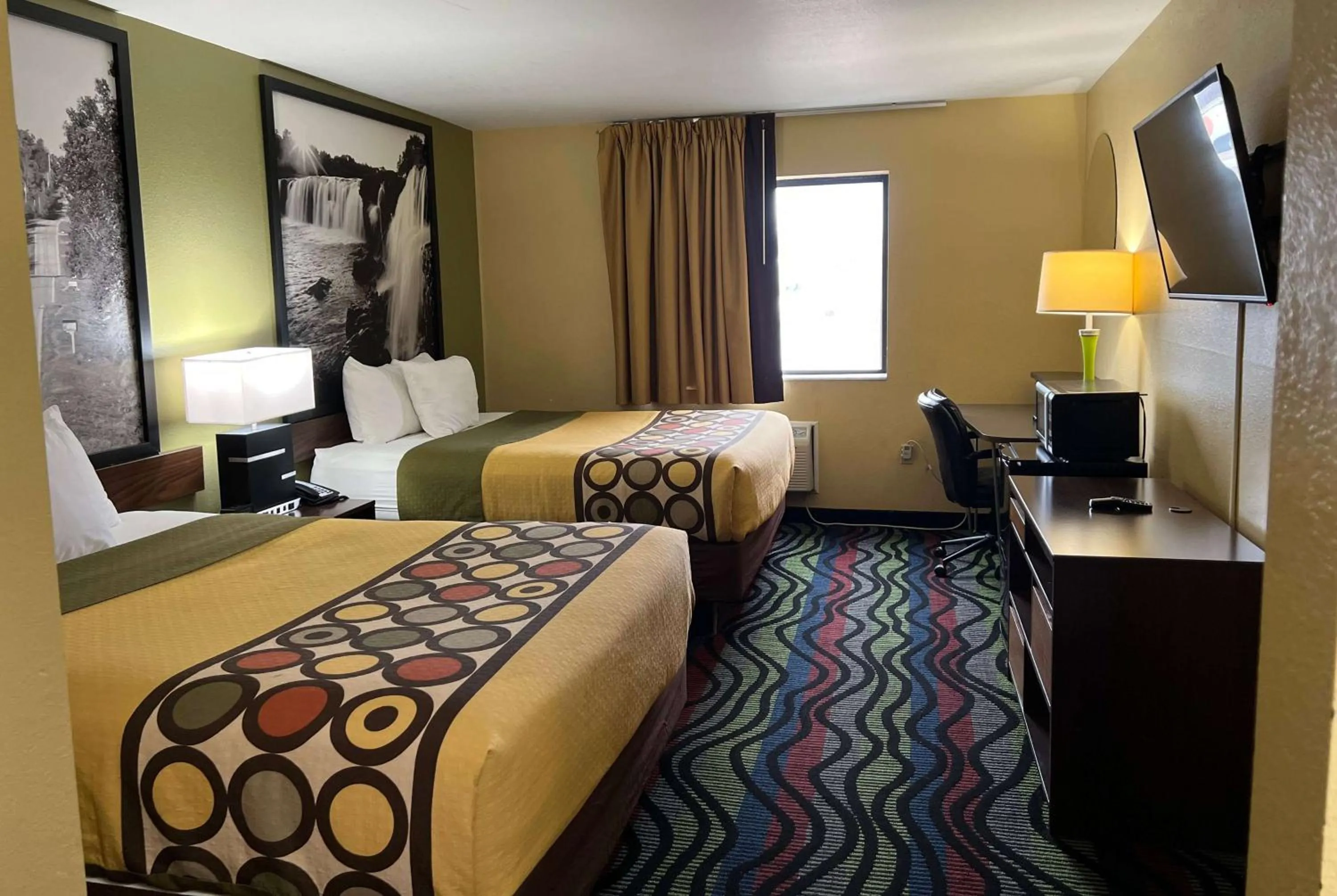 Photo of the whole room, Bed in Super 8 by Wyndham Farmington
