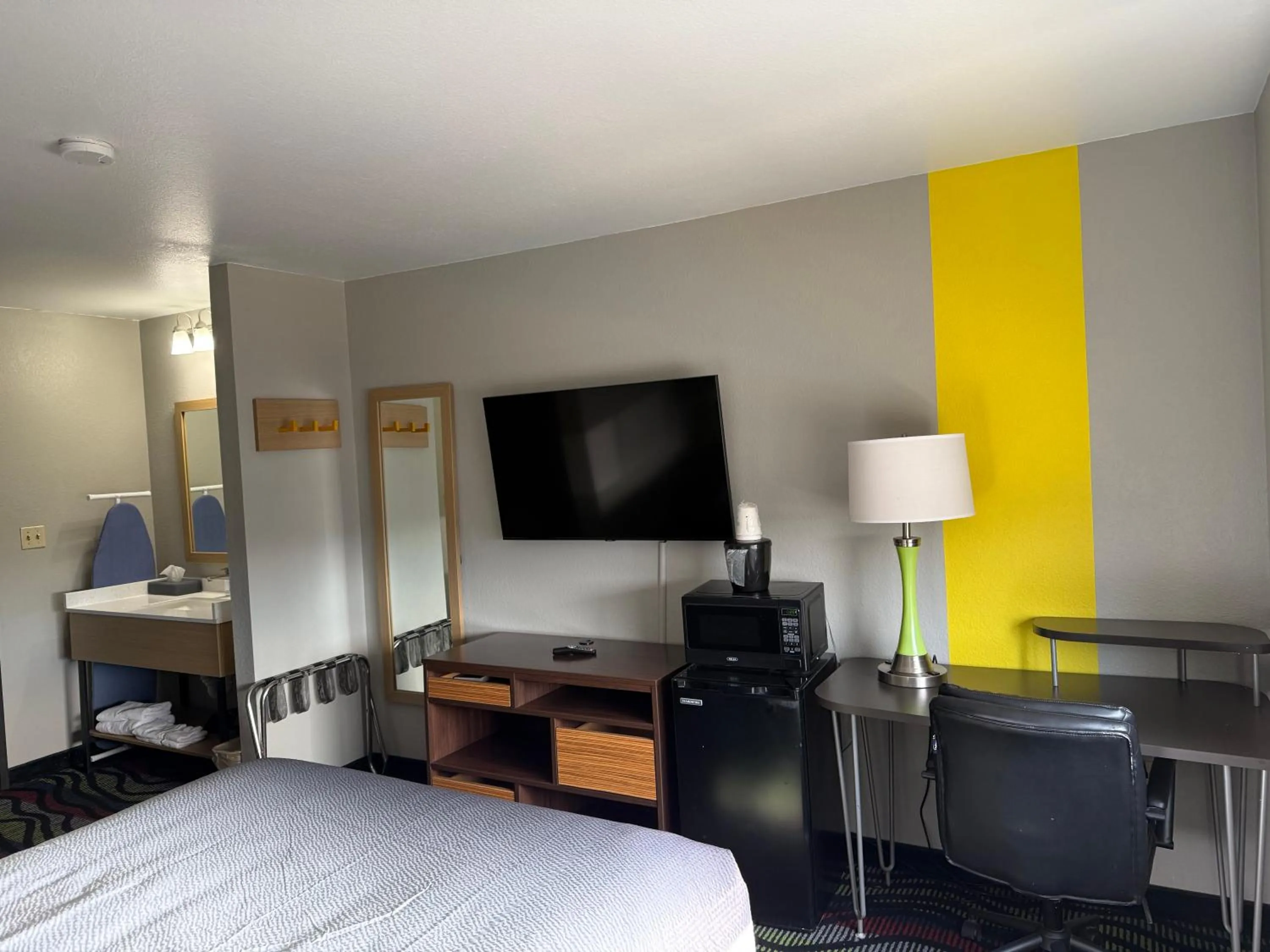 TV and multimedia, Bed in Super 8 by Wyndham Farmington