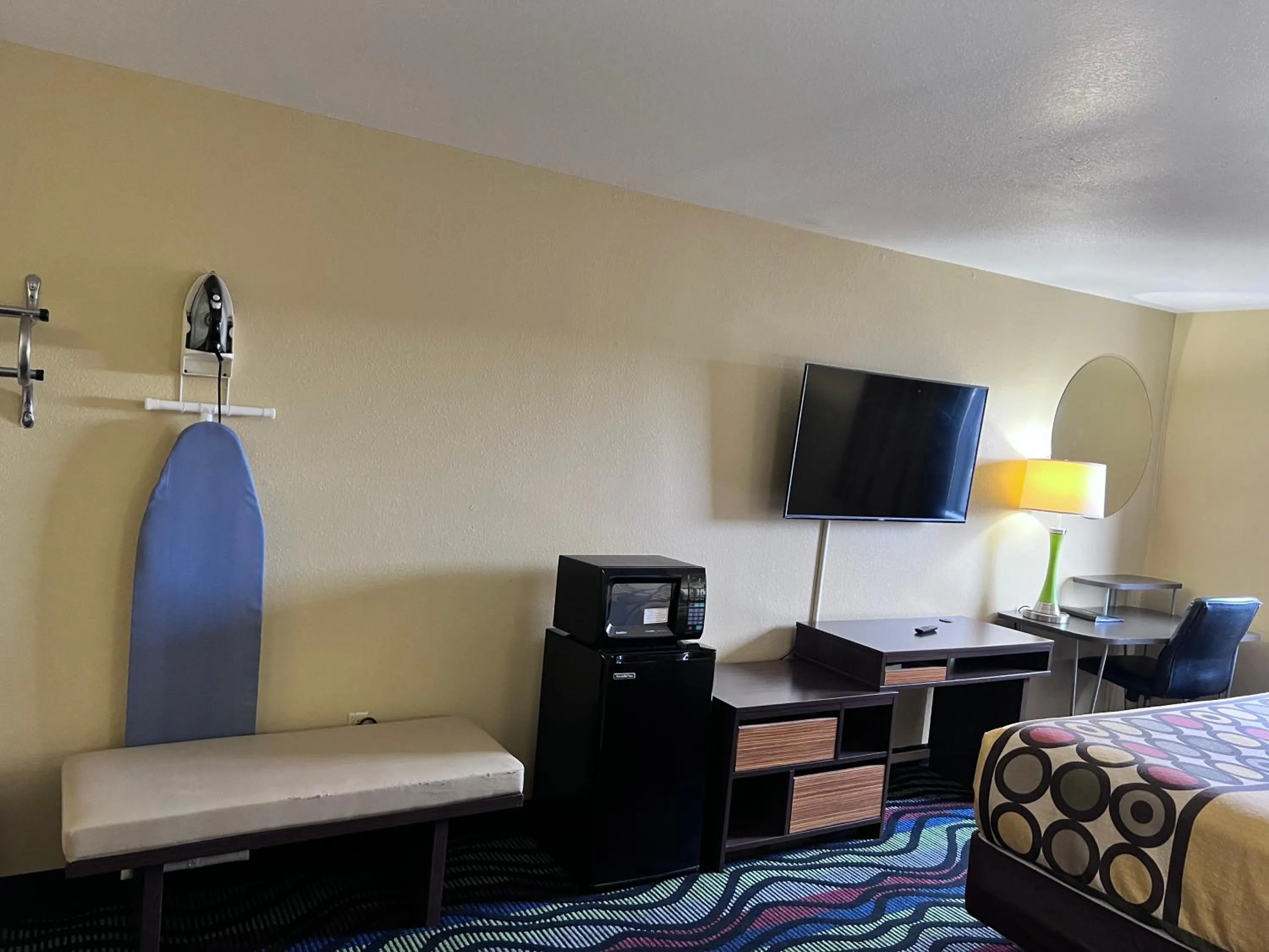 TV and multimedia, Bed in Super 8 by Wyndham Farmington