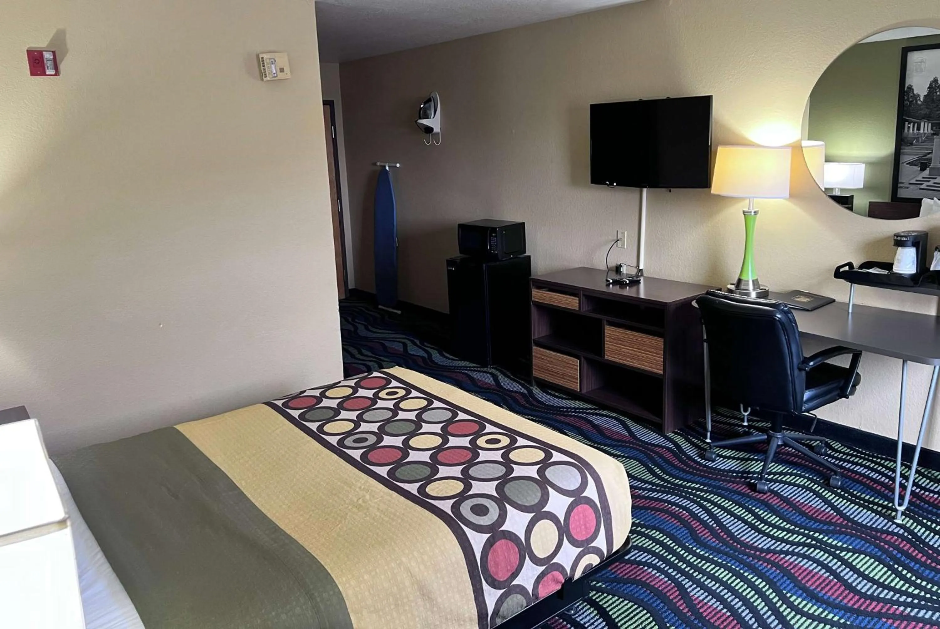 Photo of the whole room, Bed in Super 8 by Wyndham Farmington