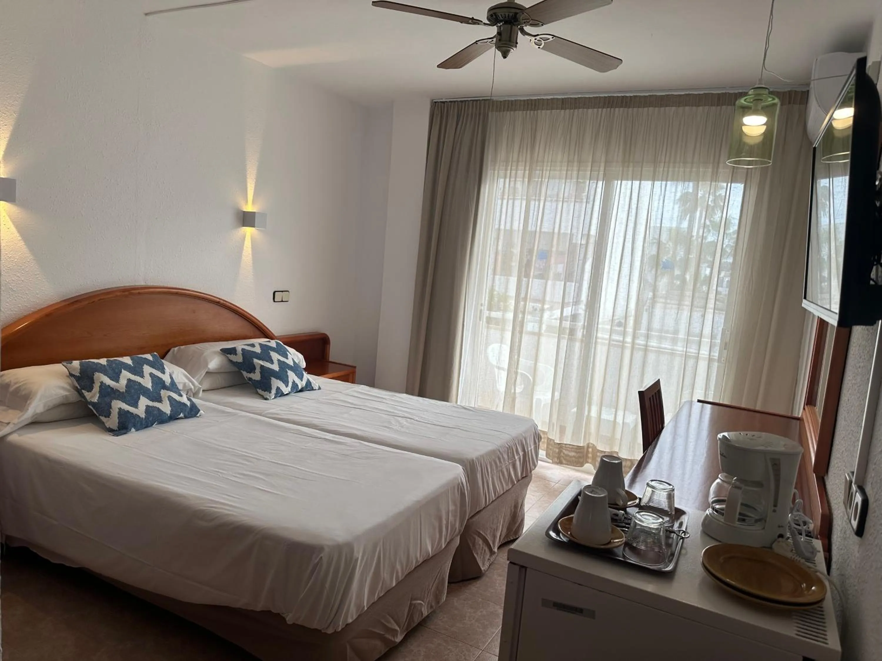 Photo of the whole room, Bed in Hostal de la Caravel-la