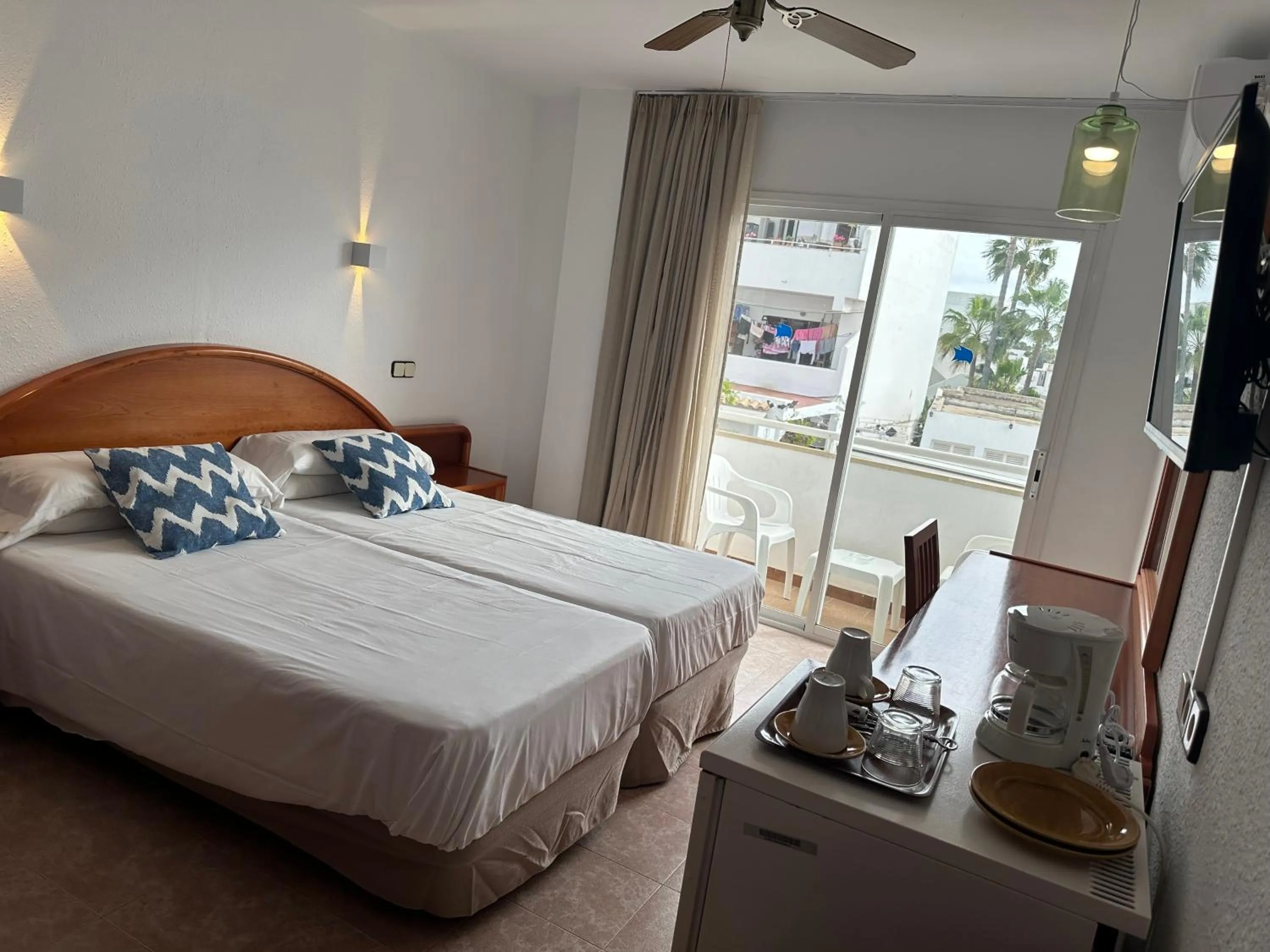 Photo of the whole room, Bed in Hostal de la Caravel-la