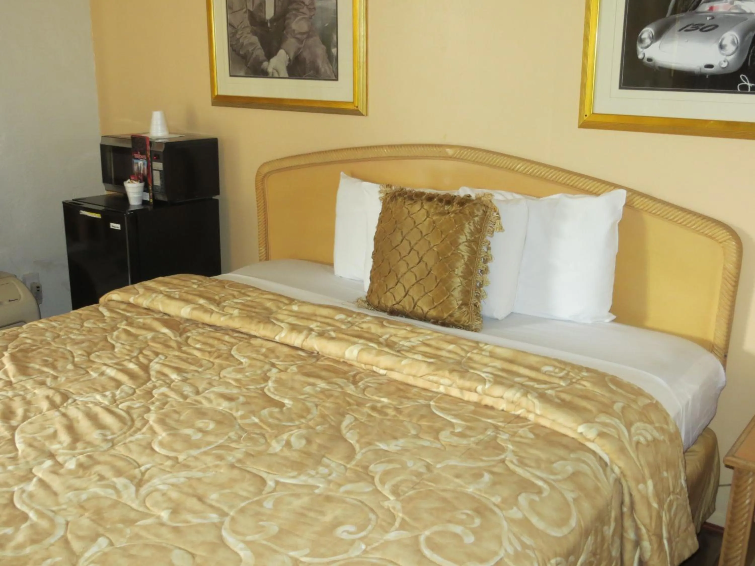 Bed in El Trovatore Motel