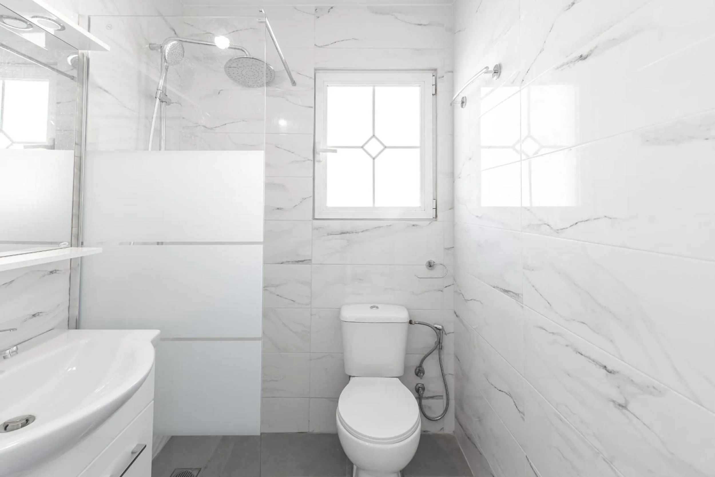 Bathroom in Blue Riviera villas & suites - Alimos 2