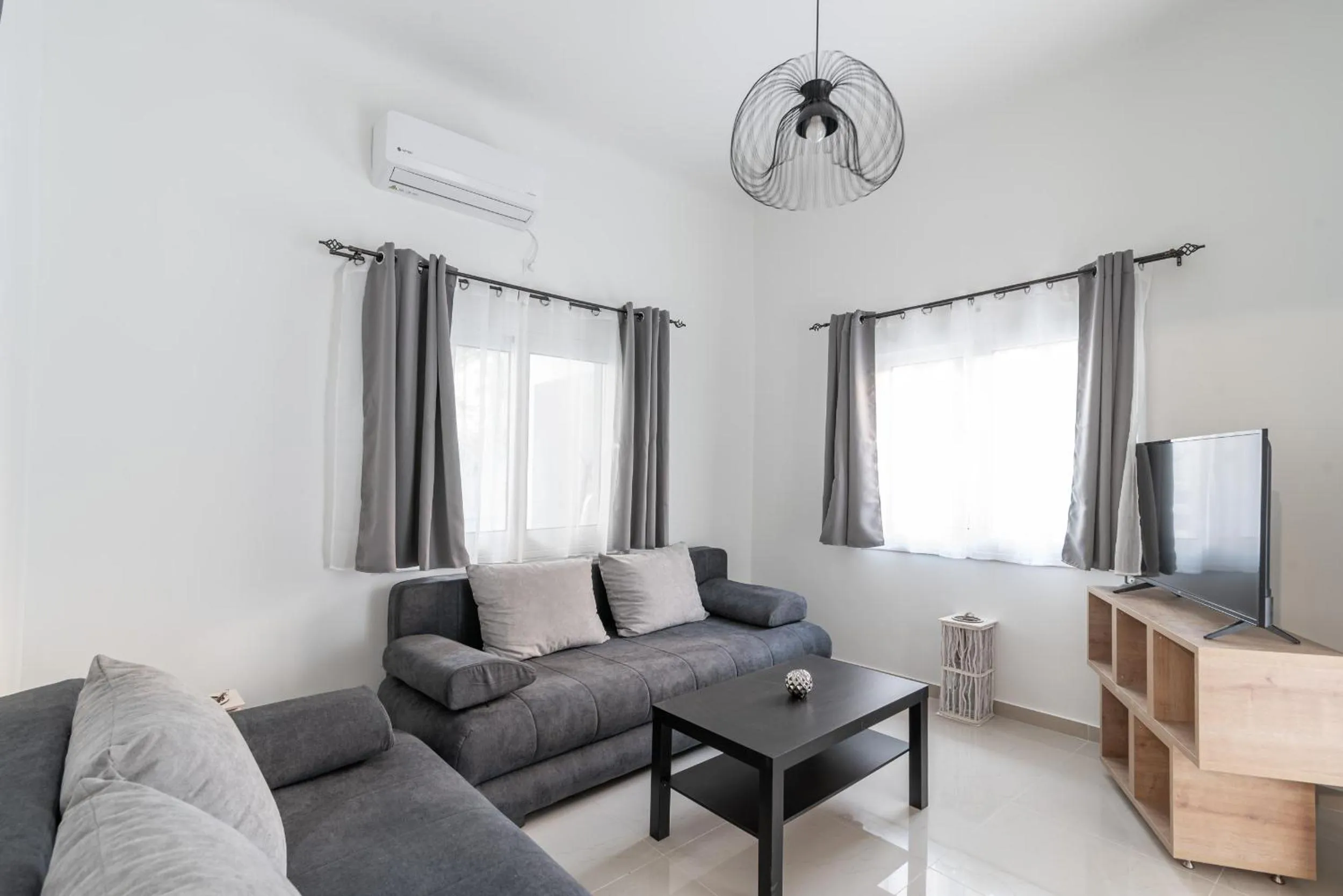 TV and multimedia in Blue Riviera villas & suites - Alimos 2